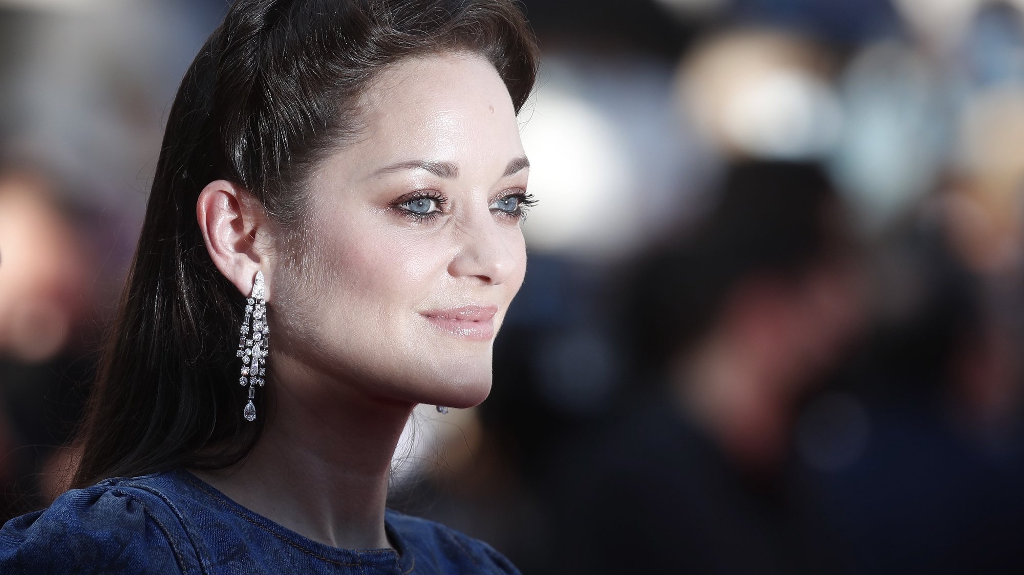 epaselect epa09335957 Marion Cotillard arrives for the screening of &#039;De Son Vivant&#039; (Peaceful) during the 74th annual Cannes Film Festival, in Cannes, France, 10 July 2021. The movie is presented Out of Competition at the festival which runs from 06 to 17 July.  EPA/IAN LANGSDON