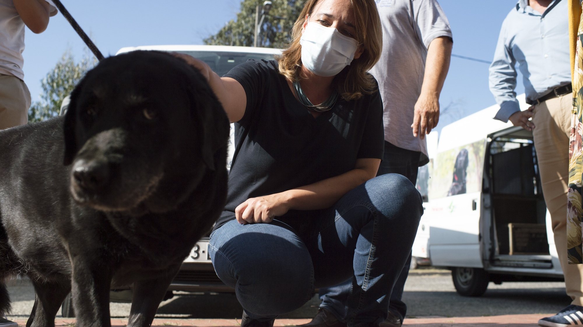 A coordenadora do Bloco de Esquerda (BE), Catarina Martins, esta tarde durante uma visita à escola de cães-guia para cegos em Chão de Vento, Mortágua, 26 de agosto de 2021. NUNO ANDRÉ FERREIRA/LUSA.