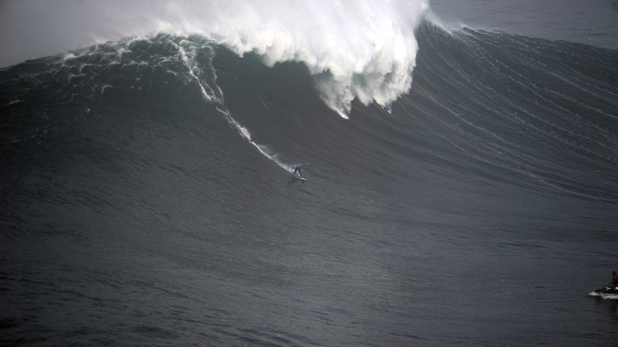 Justin Dupont a surfar nas ondas gigantes da Nazaré