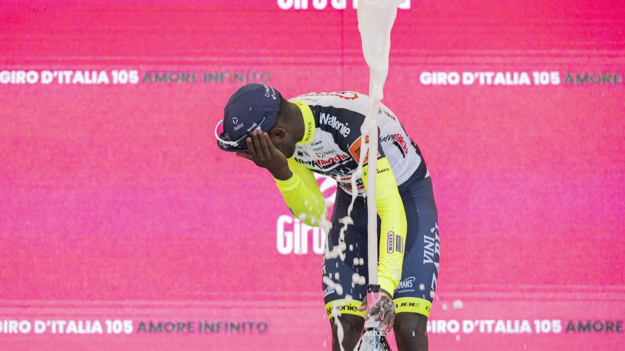 epaselect epa09953249 Eritrean rider Biniam Girmay  of Team Intermarche-Wanty-Gobert Materiaux celebrates on the podium after winning the 10th stage of the Giro d&#039;Italia 2022 cycling race, over 196km between Pescara and Jesi, central Italy, 17 May 2022.  EPA/MAURIZIO BRAMBATTI