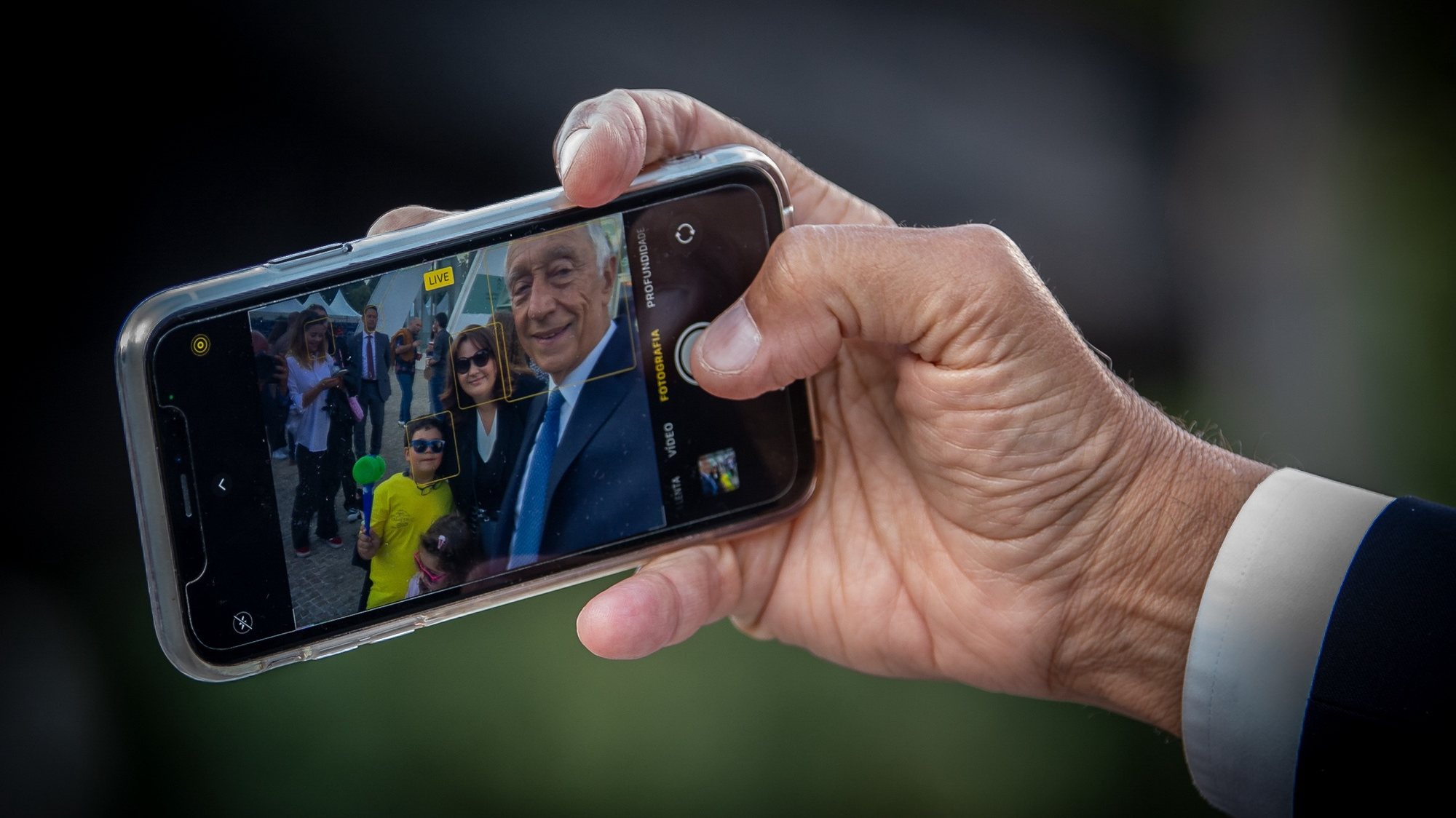 O Presidente da Republica, Marcelo Rebelo de Sousa, tira uma selfie com populares, nos jardins do Palácio de Cristal, na noite de São João, no Porto, 23 de junho de 2022. RUI MANUEL FARINHA/LUSA