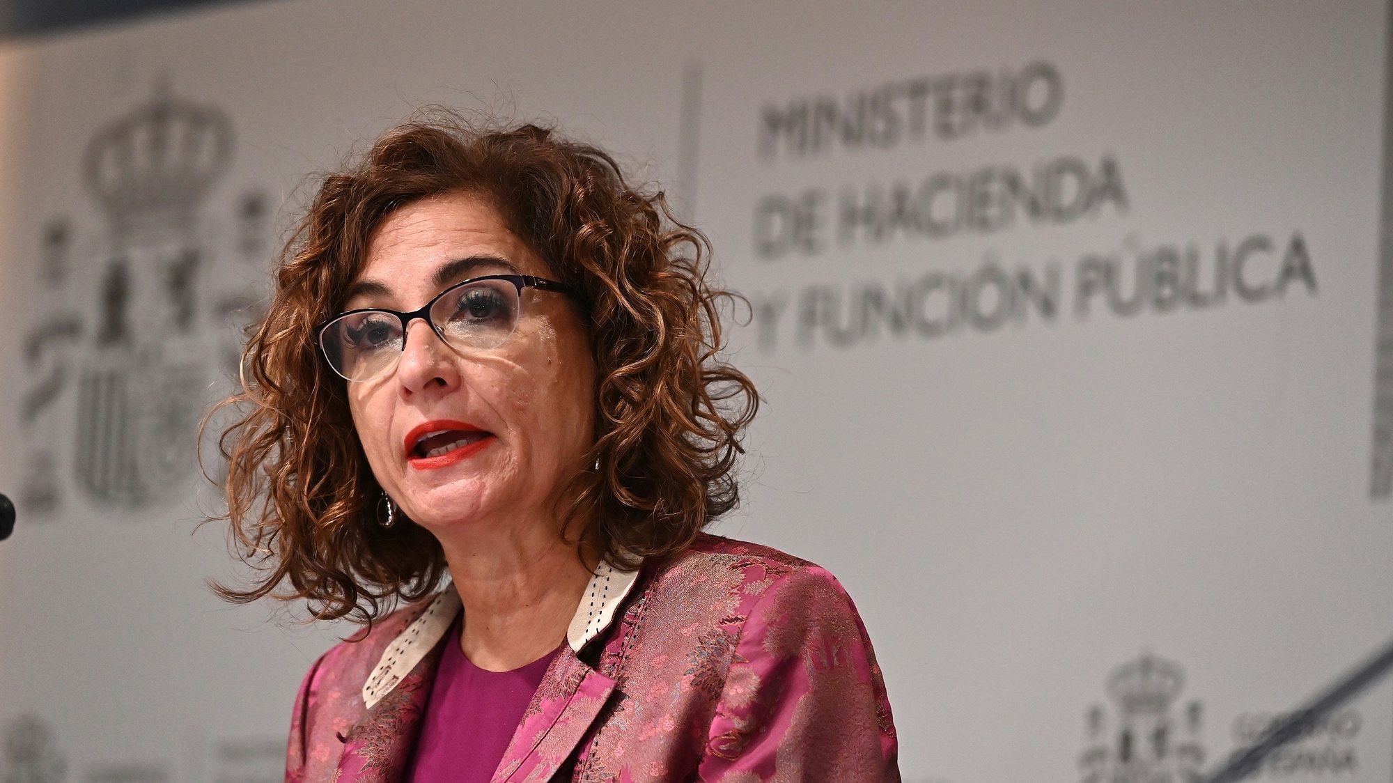 epa10213312 Spanish Treasury Minister, Maria Jesus Montero, addresses a press conference to announce a new fiscal package at Ministry of Treasure in Madrid, Spain, 29 September 2022. Montero launched a &#039;solidarity tax&#039; that will tax to fortunes over three million euro.  EPA/FERNANDO VILLAR