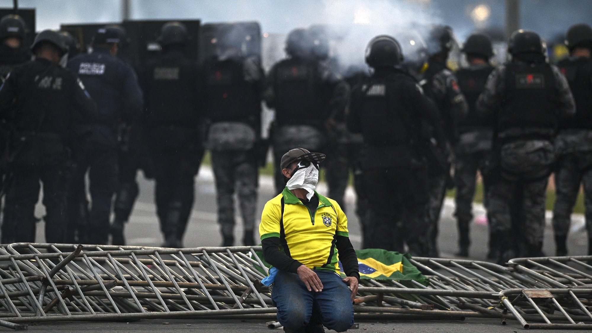 epa10396415 Police confront supporters of former Brazilian President Jair Bolsonaro invading Planalto Palace, in Brasilia, Brazil, 08 January 2023. Hundreds of supporters of former Brazilian President Jair Bolsonaro invaded the headquarters of the National Congress, and also Supreme Court and the Planalto Palace, seat of the Presidency of the Republic, in a demonstration calling for a military intervention to overthrow President Luiz Inacio Lula da Silva. The crowd broke through the cordons of security forces and forced their way to the roof of the buildings of the Chamber of Deputies and the Senate, and some entered inside the legislative headquarters.  EPA/ANDRE BORGES