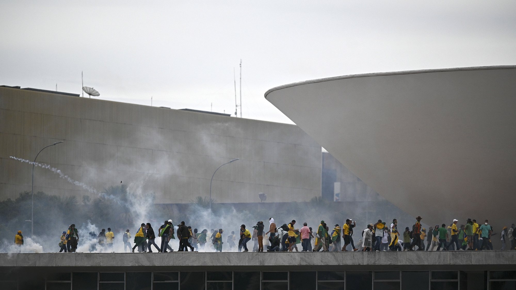 epa10396414 Police confront supporters of former Brazilian President Jair Bolsonaro invading Planalto Palace, in Brasilia, Brazil, 08 January 2023. Hundreds of supporters of former Brazilian President Jair Bolsonaro invaded the headquarters of the National Congress, and also Supreme Court and the Planalto Palace, seat of the Presidency of the Republic, in a demonstration calling for a military intervention to overthrow President Luiz Inacio Lula da Silva. The crowd broke through the cordons of security forces and forced their way to the roof of the buildings of the Chamber of Deputies and the Senate, and some entered inside the legislative headquarters.  EPA/ANDRE BORGES