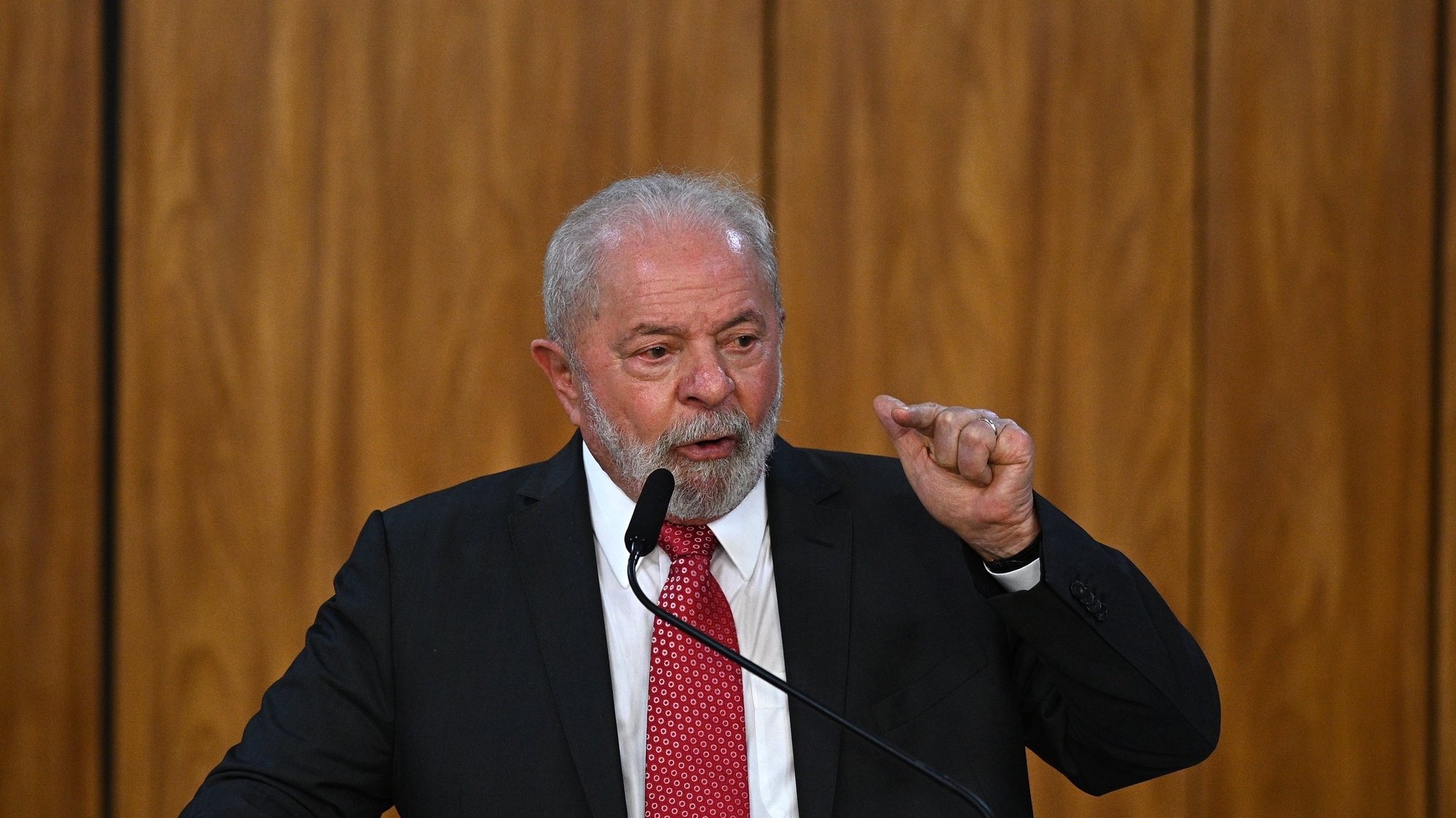 epa10440561 The President of Brazil, Luiz Inácio Lula da Silva, speaks during a press conference after a meeting with German Chancellor Olaf Scholz (not pictured), at the Planalto Palace, in Brasilia, Brazil, 30 January 2023.  On the agenda that Lula and Scholz will discuss there is a wide range of issues, but cooperation in environmental matters and the resumption of German financial support for programs to protect the Amazon stand out.  EPA/Andre Borges
