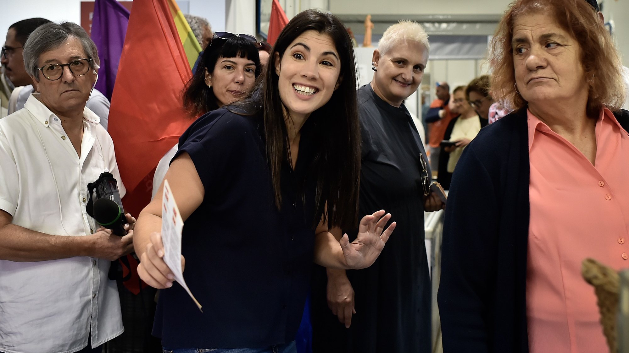 A coordenadora do BE (Bloco de Esquerda) Mariana Mortágua (C) esta manhã durante uma visita ao mercado de produtores, em Viseu, 02 de setembro de 2023. NUNO ANDRÉ FERREIRA/LUSA