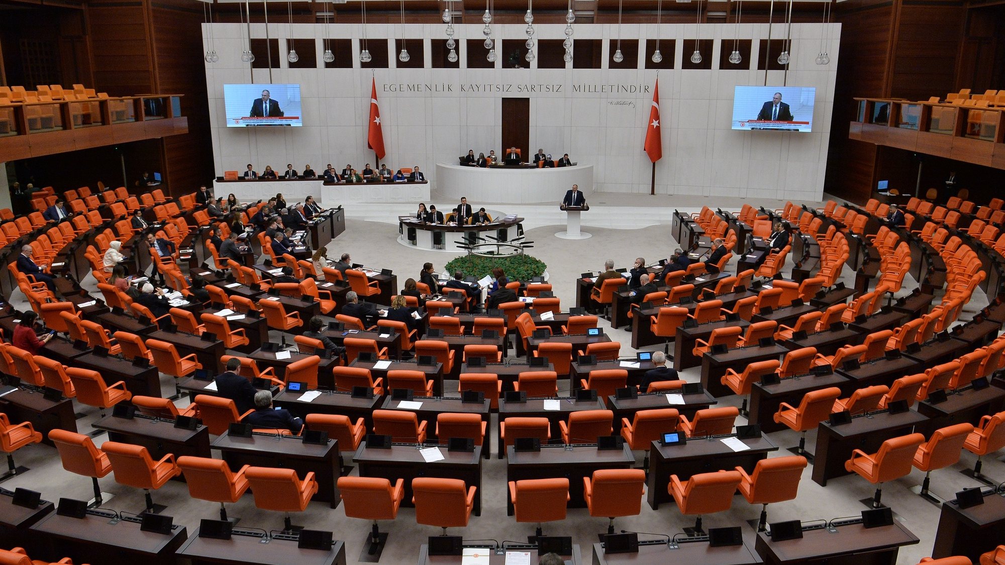 epa11099463 Members of Turkish parliament attend session before voting on a bill regarding Sweden&#039;s accession to NATO, at the Grand National Assembly of Turkey (TBMM) in Ankara, Turkey, 23 January 2024. Turkey’s Parliament, where President Tayyip Erdogan&#039;s AK Party and allies hold a majority, will vote on Sweden&#039;s NATO bid.  EPA/NECATI SAVAS