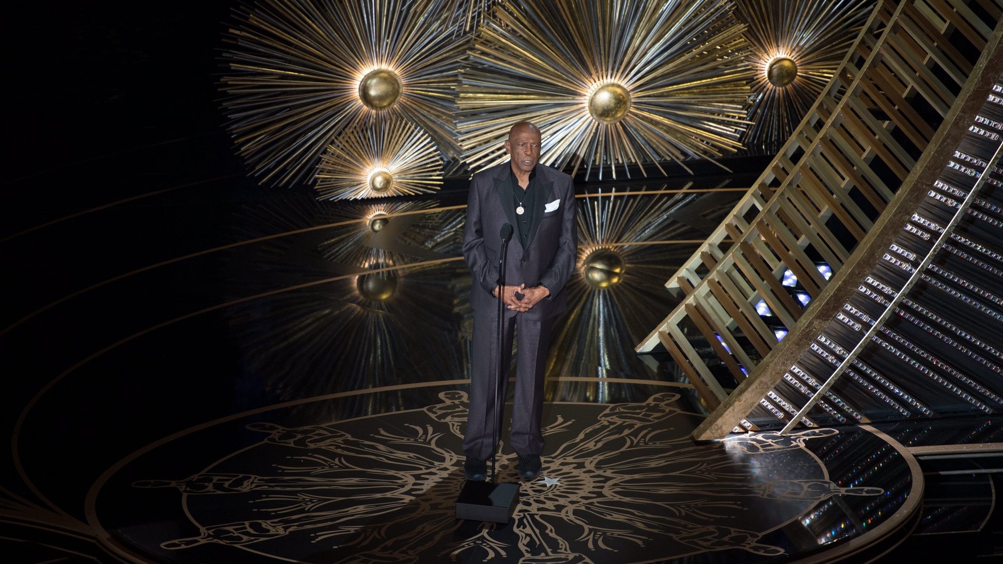 epa05187380 A handout image provided by the Academy of Motion Picture Arts and Science (AMPAS) shows Louis Gossett Jr. presenting during the live ABC Telecast of the 88th annual Academy Awards ceremony at the Dolby Theatre in Hollywood, California, USA, 28 February 2016. The Oscars were presented for outstanding individual or collective efforts in 24 categories in filmmaking.  EPA/VALERIE DURANT / AMPAS / HANDOUT THE IMAGE MAY NOT BE ALTERED AND IS FREE FOR EDITORIAL USE ONY IN REPORTING ABOUT THE EVENT. ONE TIME USE ONLY. MANDATORY CREDIT. HANDOUT EDITORIAL USE ONLY/NO SALES/NO ARCHIVES