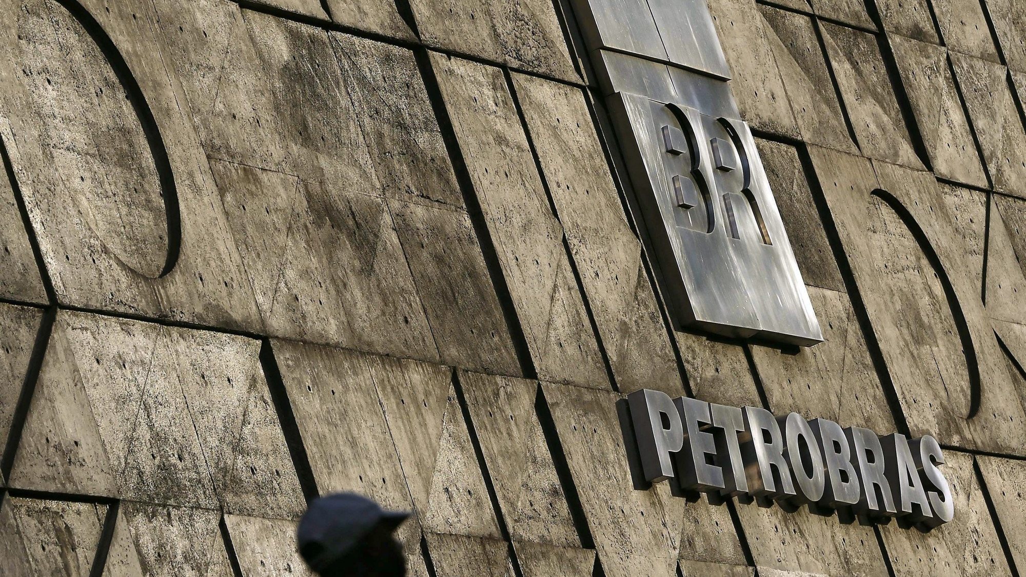 A Petrobras anunciou o reajuste de 7,2% na gasolina e no gás de cozinha