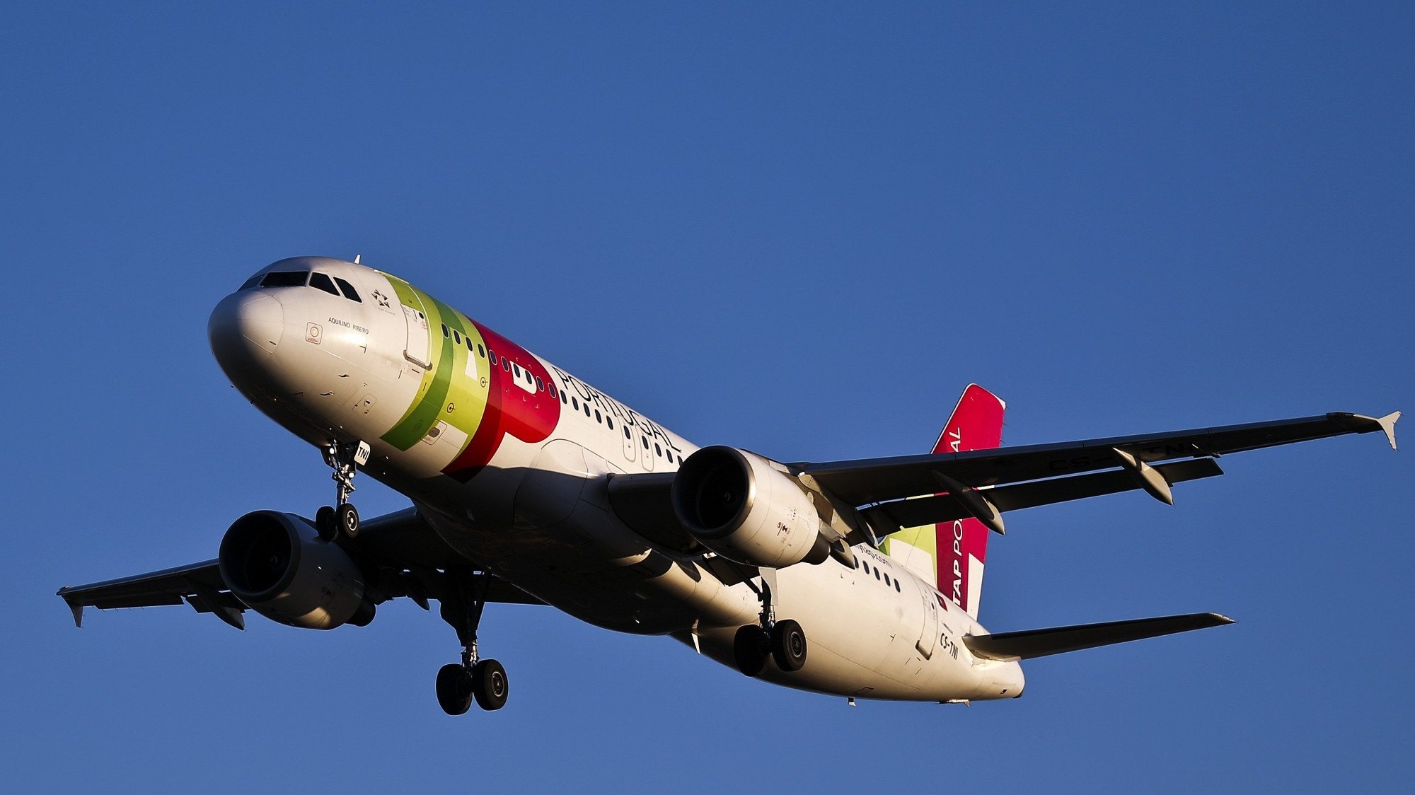 Avião Airbus A320 Aquilino Ribeiro da Transportadora Aérea Portuguesa (TAP) aterra no aeroporto da Portela, 11 março 2016. ANDRÉ KOSTERS / LUSA
