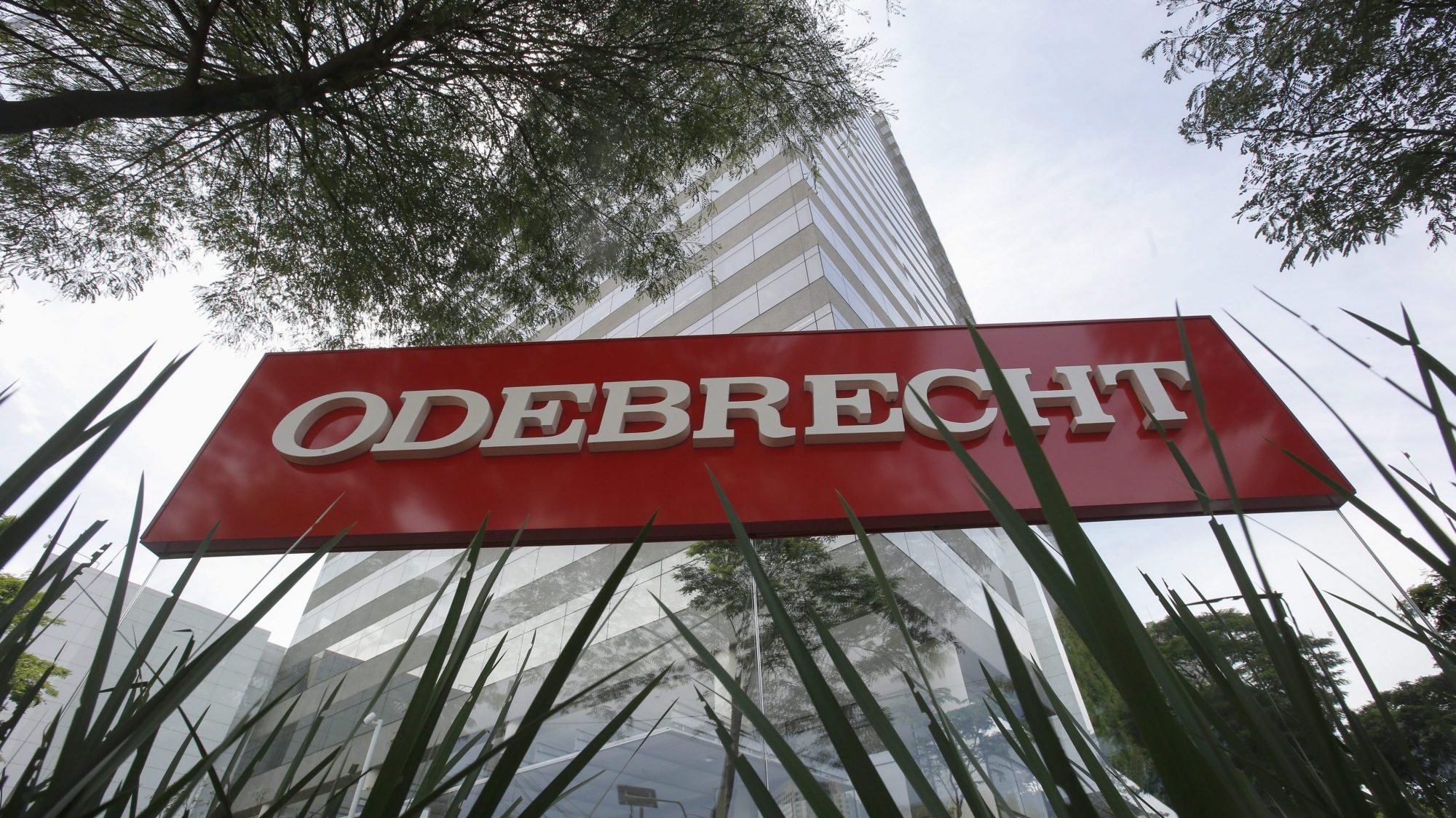 Em dezembro de 2016, o Grupo Odebrecht declarou-se culpado de pagar mais de 788 milhões de dólares em subornos
