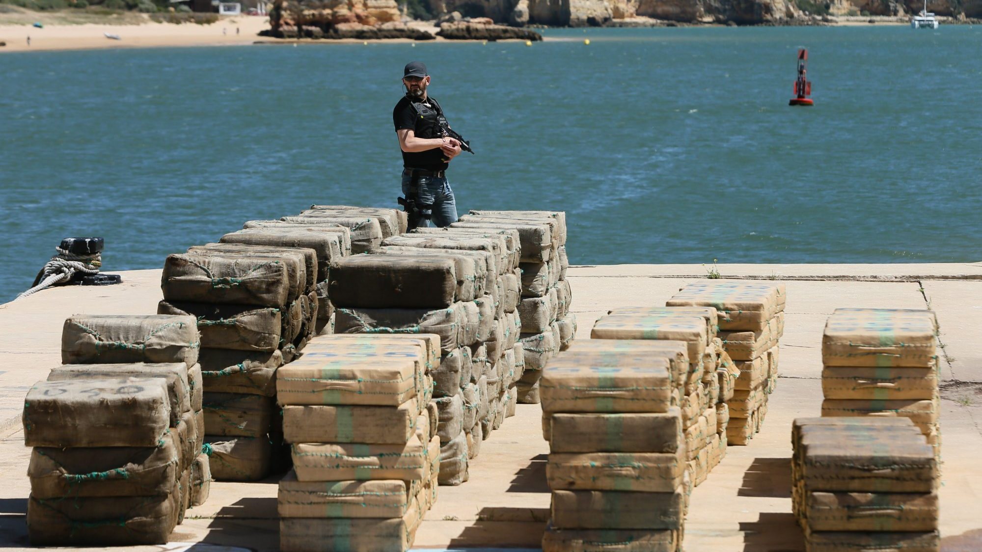 As embarcações e os cidadãos marroquinos detidos foram conduzidos para o porto de Faro, a fim de serem efetuadas as diligências de investigação e determinadas eventuais medidas de coação