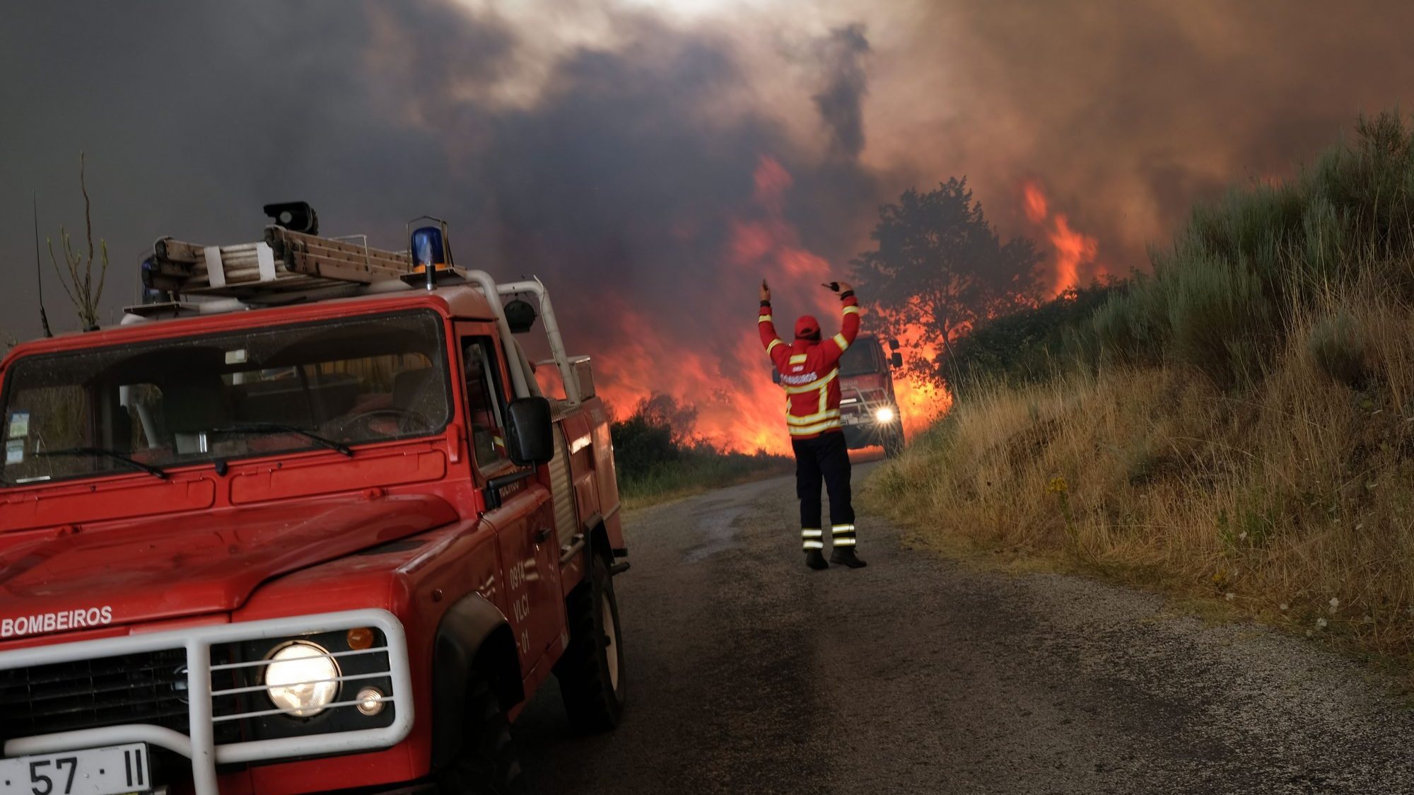 O incêndio que deflagrou, no sábado, às 12h21, numa zona de mato na freguesia de Arrifana, no concelho da Guarda, entrou em fase de rescaldo às 02h32 de domingo