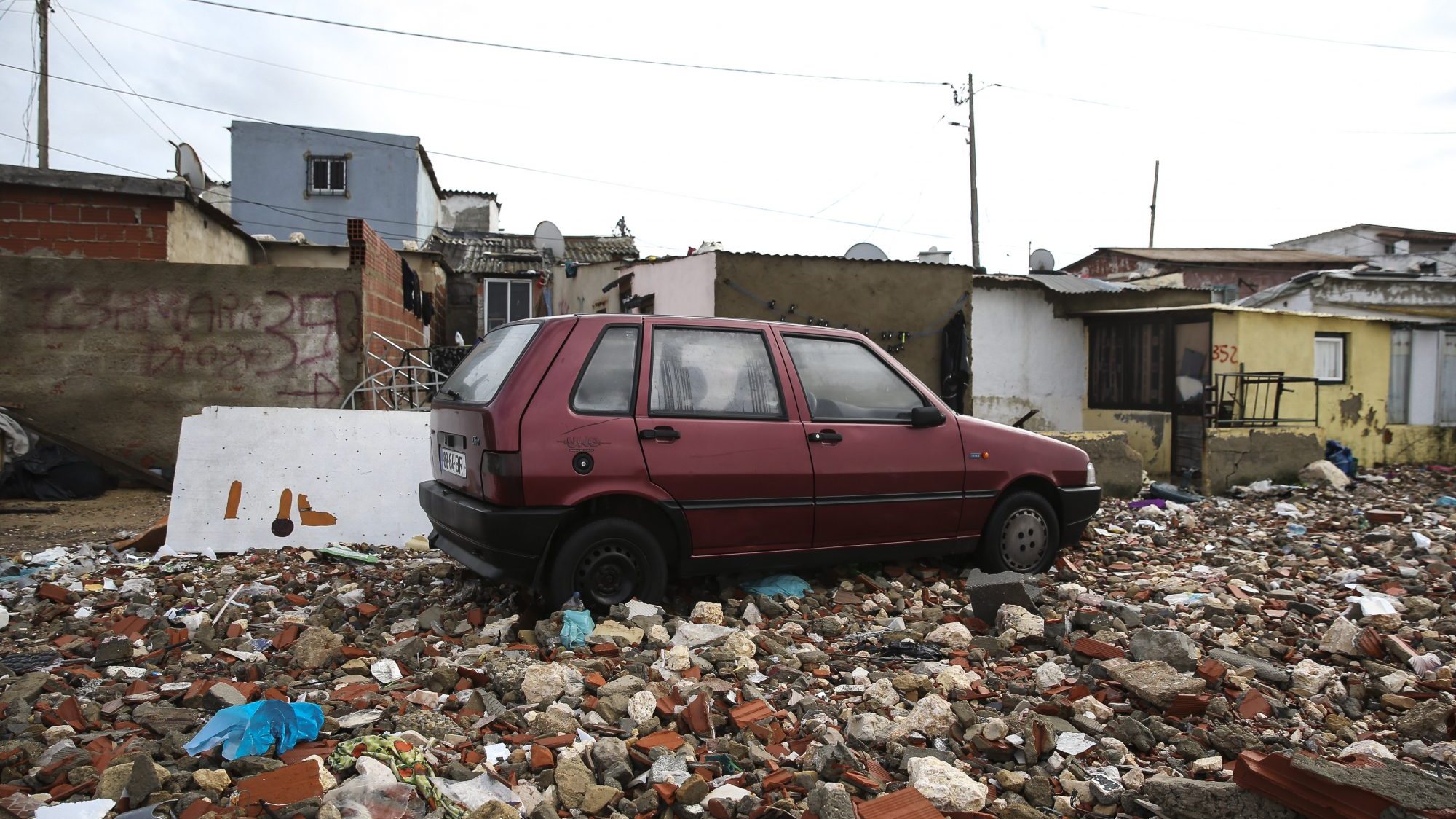A 30 de setembro a autarquia iniciou um processo de demolição de casas no 2º Torrão indicando que existia o risco de derrocada das construções sobre uma linha de água que atravessa o bairro