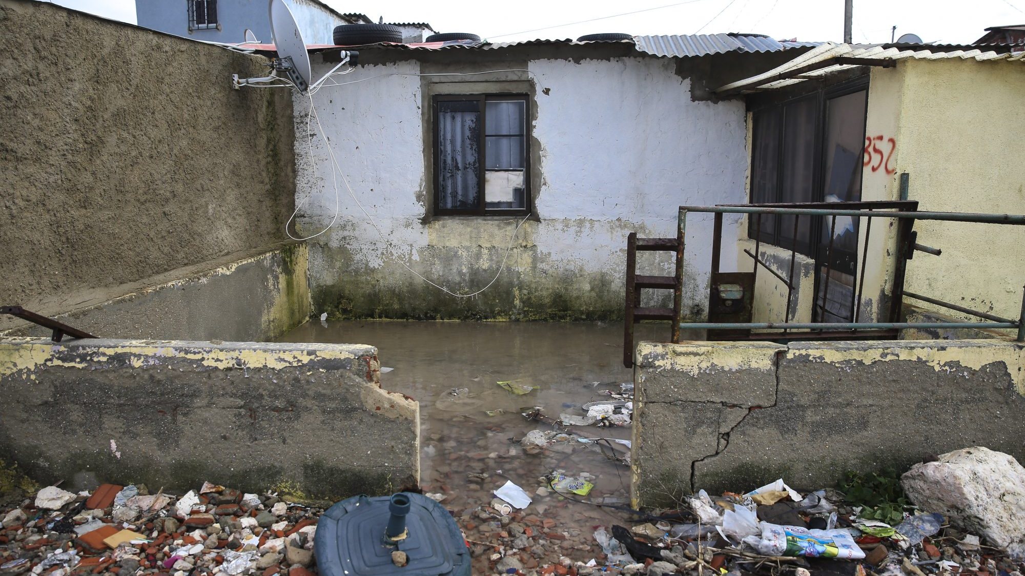 Em outubro de 2022, algumas casas do bairro foram demolidas, tendo a Câmara de Almada justificado a ação com o risco de derrocada das construções situadas numa linha de água que atravessa o bairro
