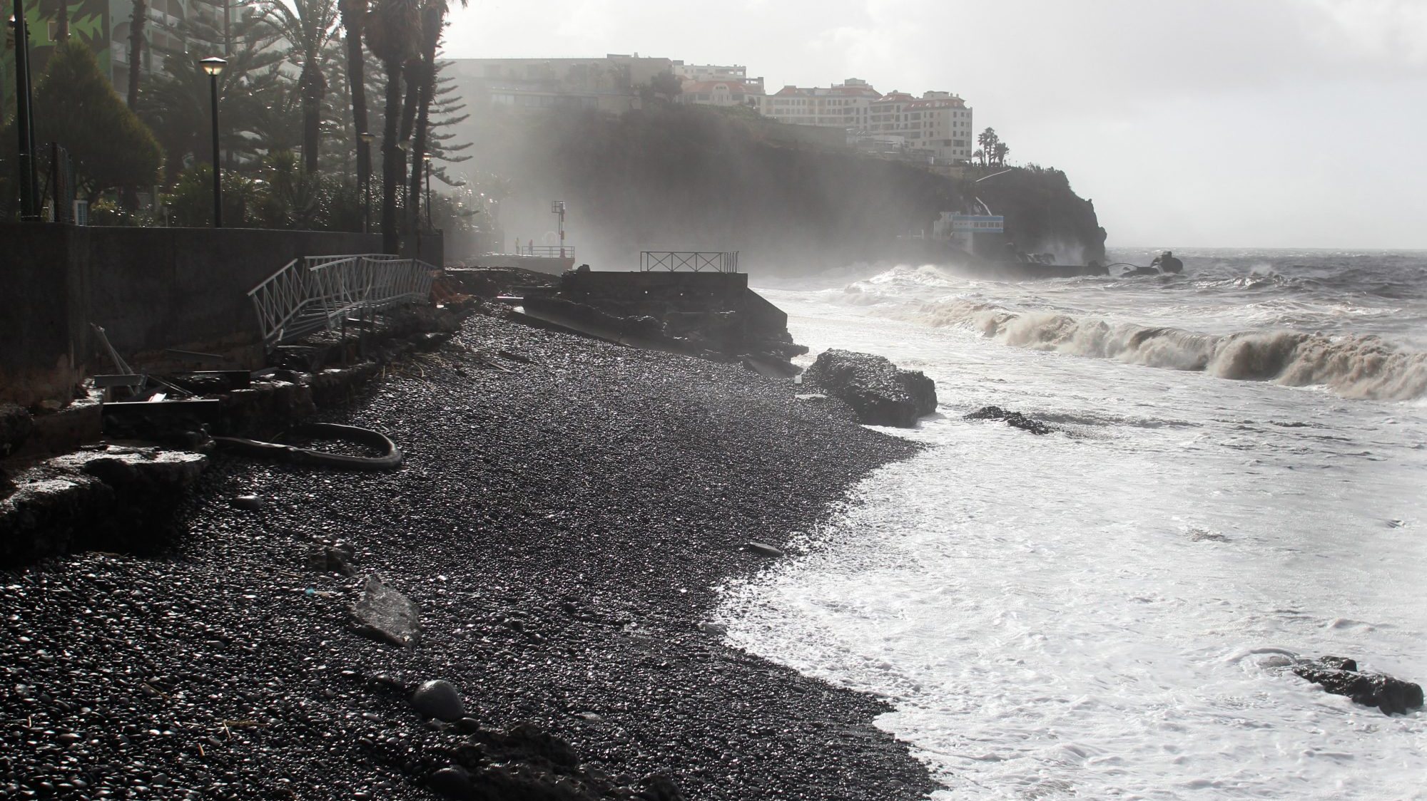 As costa norte da Madeira e o Porto Santo estão esta sexta-feira sob aviso amarelo para agitação marítima, em vigor até às 06h00 de sábado, de acordo com o IPMA