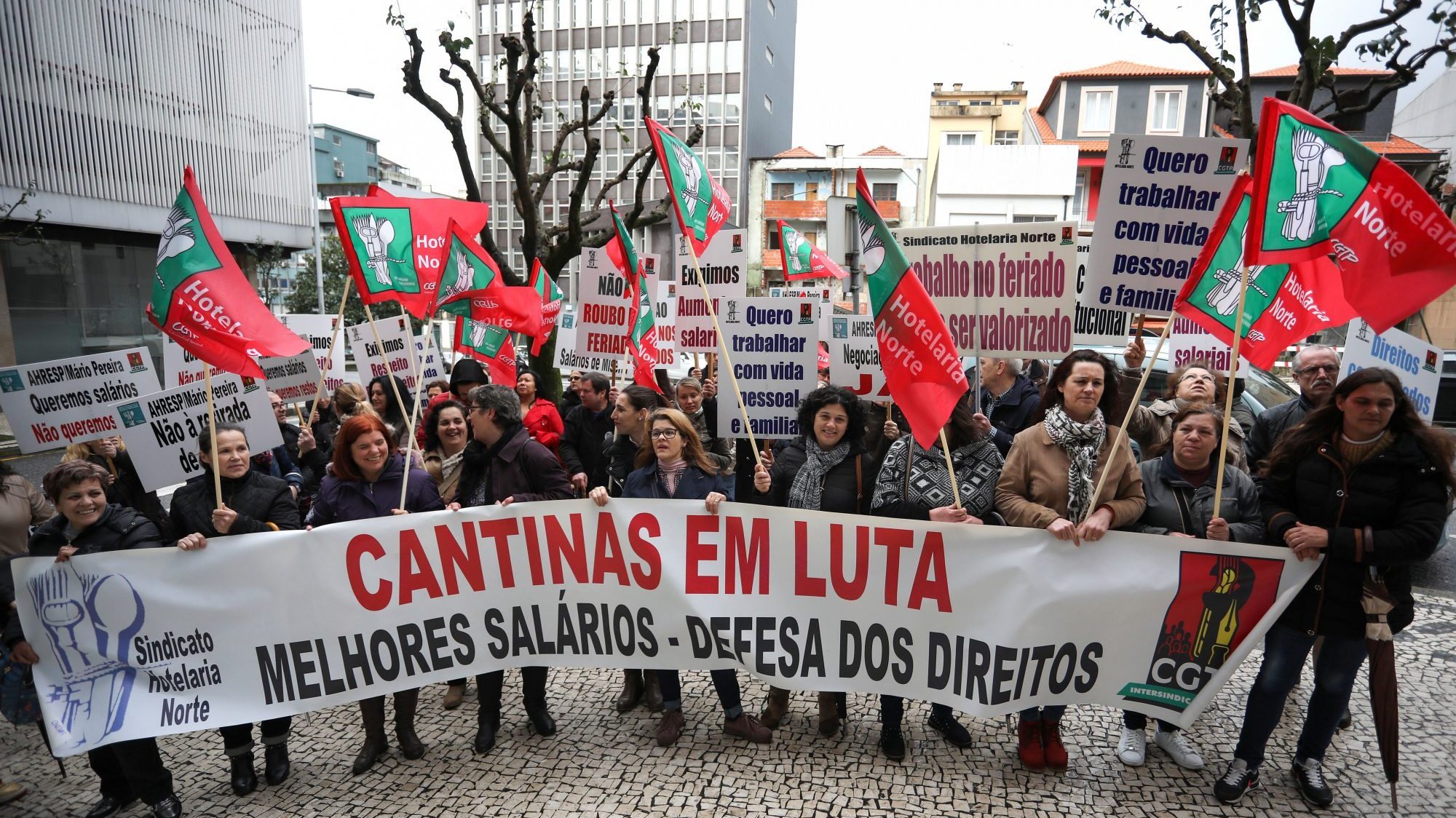 Além da greve nacional, estão previstas concentrações de protesto junto da sede e das várias delegações da Associação da Hotelaria, Restauração e Similares de Portugal (AHRESP), em Lisboa, Porto, Coimbra e Albufeira