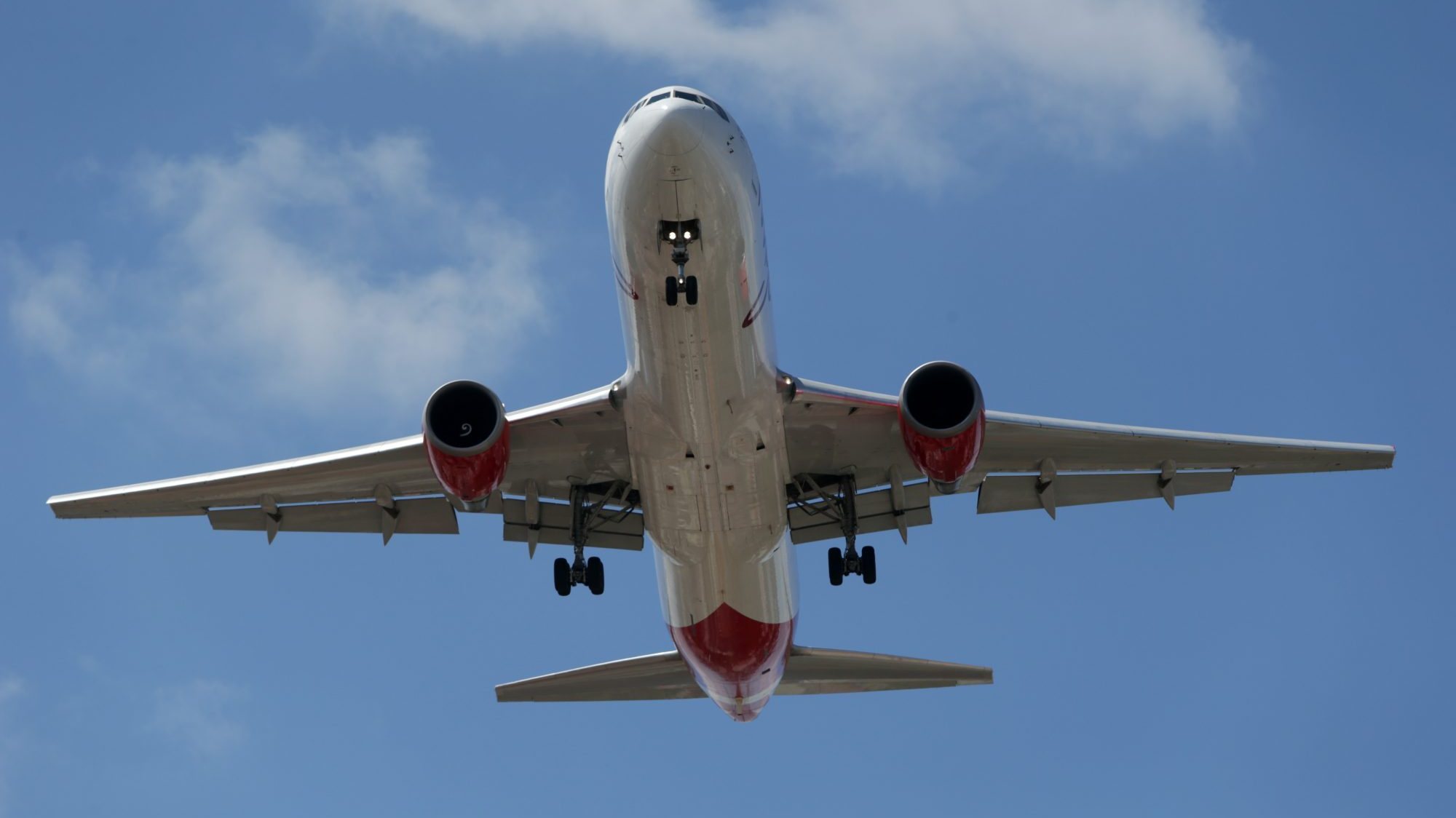 Avião aterra no aeroporto Humberto Delgado, em Lisboa, 26 de junho de 2018. INÁCIO ROSA/LUSA