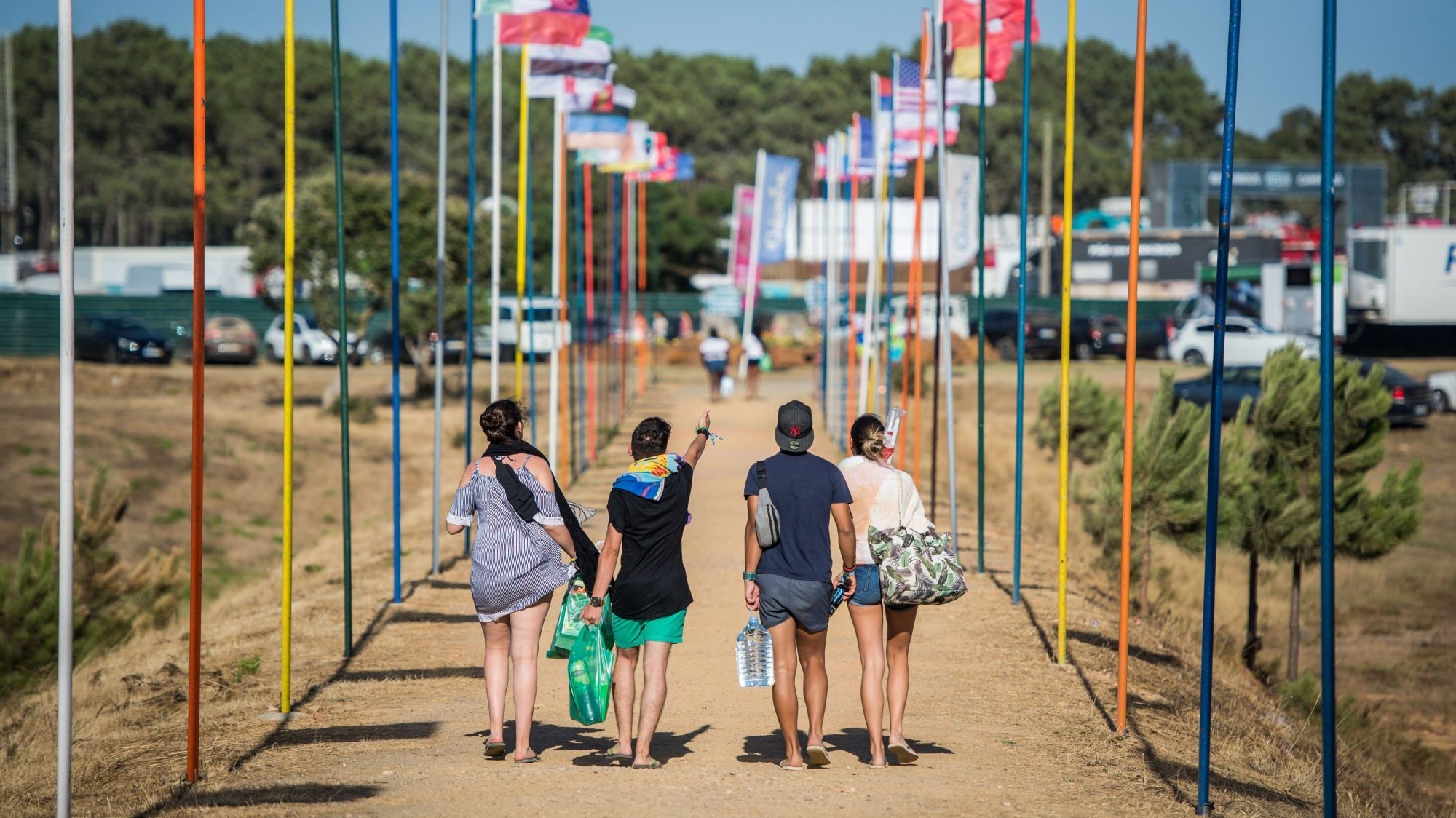 Os portadores de pulseira com campismo têm à disposição autocarros gratuitos para a praia, na Zambujeira do Mar, a partir de sábado e até 6 de agosto, entre as 10h00 e as 19h00