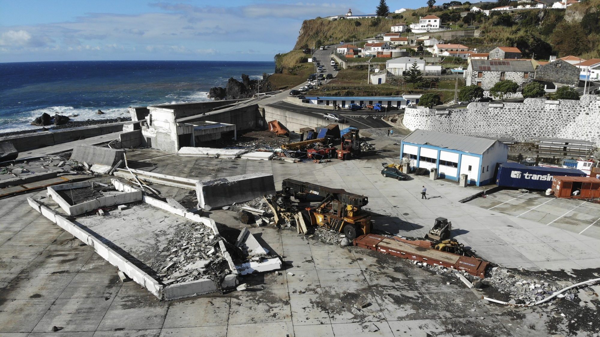 O porto das Lajes das Flores ficou destruído na sequência da forte ondulação