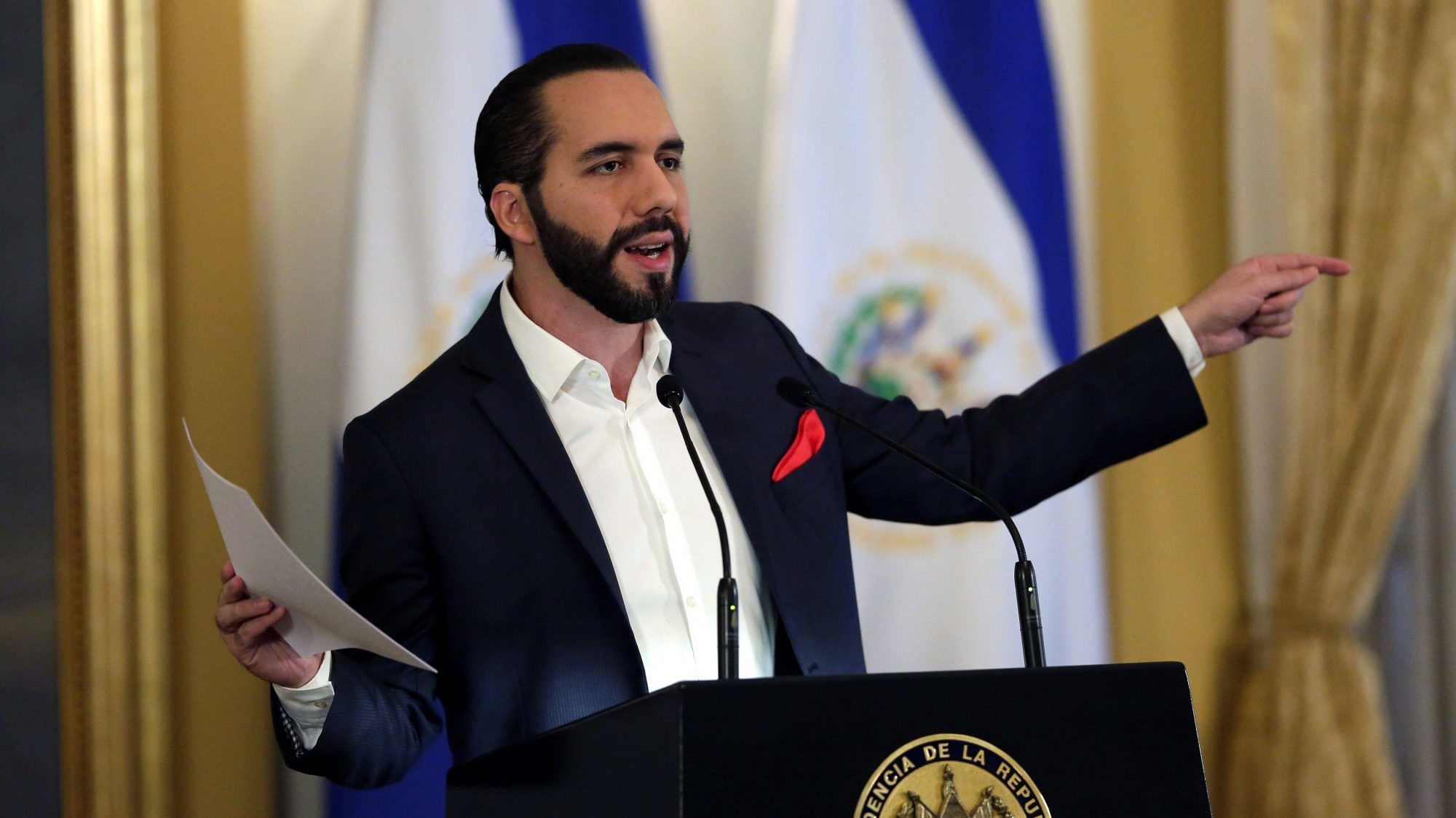 O Presidente de El Salvador utilizou a rede social Twittter para responder às alegações de que seria &quot;um ditador&quot;