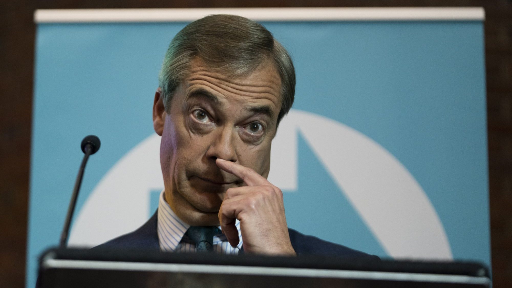 Nigel Farage viu conta ser fechada e revelou o documento com os verdadeiros motivos da saída