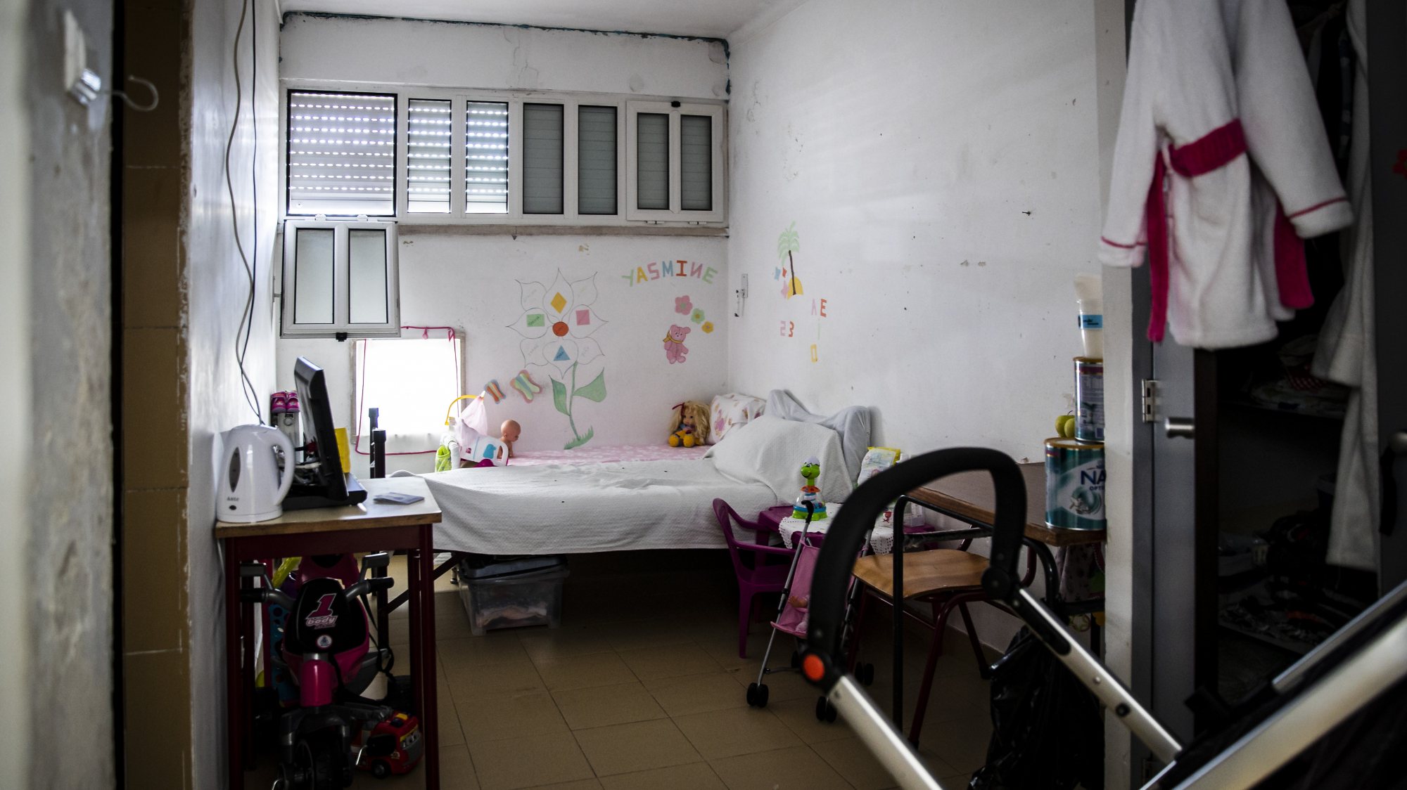 Ala do Estabelecimento Prisional de Tires tem atualmente 17 crianças e cada mãe vive numa cela individual com casa de banho