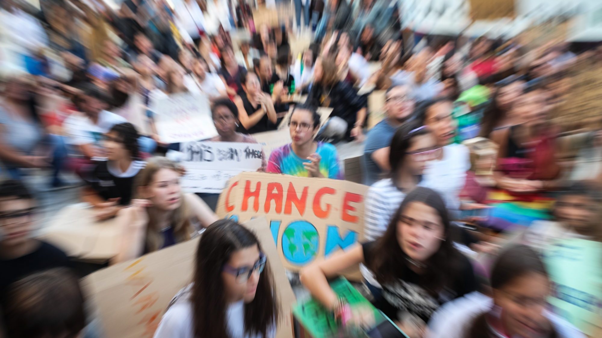 O movimento Fridays for Future, que teve início em agosto de 2018, na sequência das ações de protesto desencadeadas pela ativista Greta Thunberg, conta já com a adesão de 7.500 cidades em todo o mundo e a participação de mais de 14 milhões de pessoas