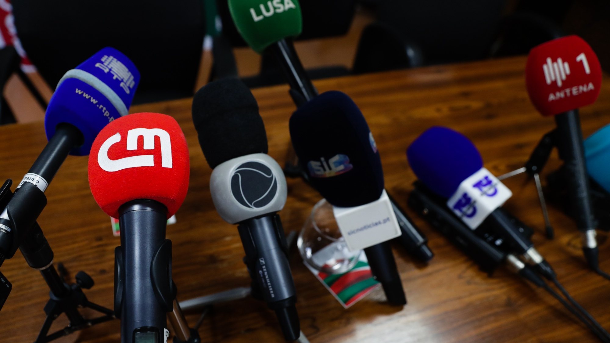 Microfones dos vários órgãos de comunicação (RTP; CM; RECORD; SIC; LUSA; TSF; ANTENA 1) numa conferência de imprensa em Lisboa, 09 de janeiro de 2020. TIAGO PETINGA/LUSA