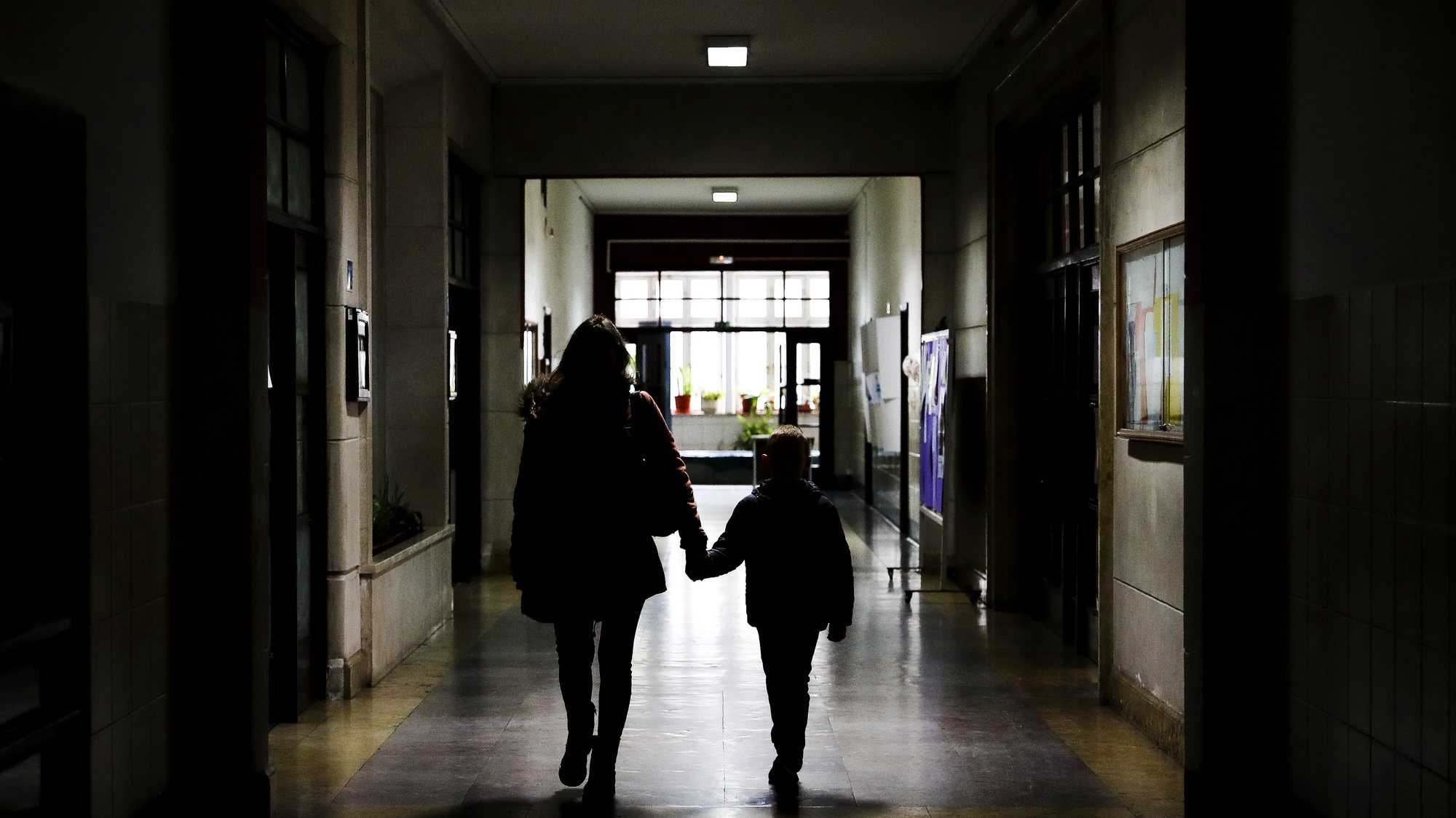 Mãe e filho na escola
