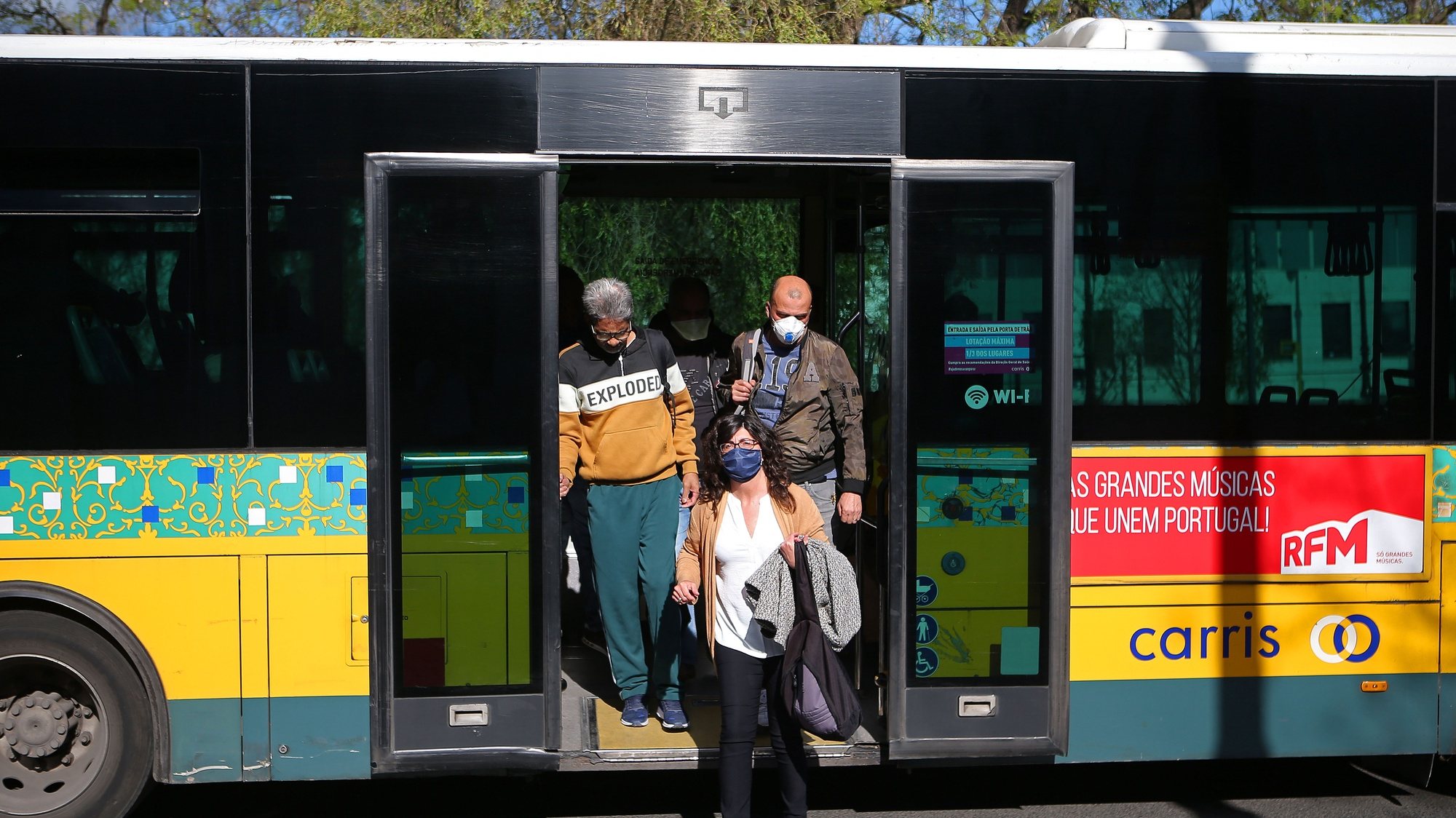 Passageiros da Carris à saída de um autocarro, em Lisboa, 29 de abril de 2020. O decreto-lei que regulamenta a aplicação do estado de emergência até dia 02 de maio, define que o número máximo de passageiros por transporte deve ser reduzido para um terço do número máximo de lugares disponíveis, por forma a garantir a distância adequada entre os utentes dos transportes. ANTÓNIO PEDRO SANTOS/LUSA
