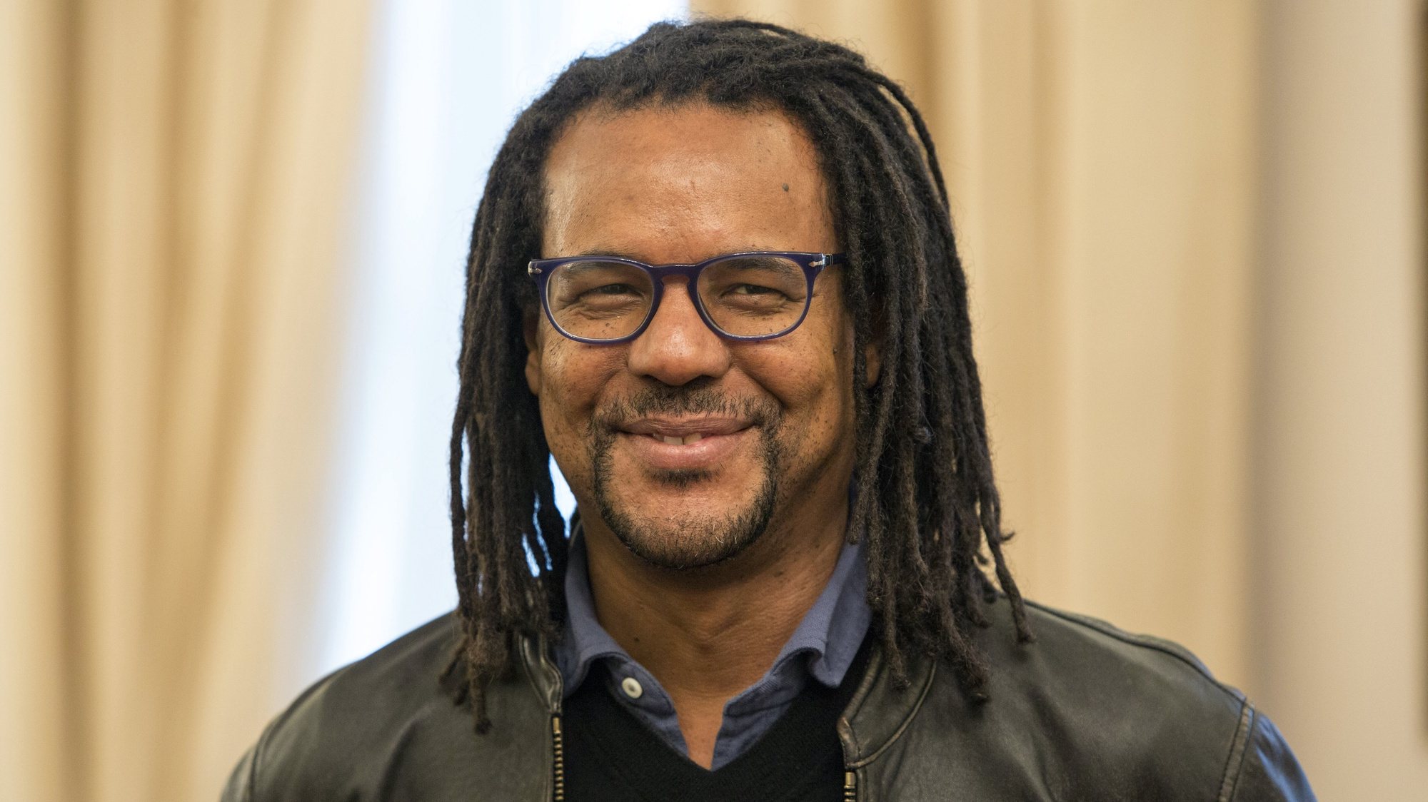 epa06284372 American novelist Colson Whitehead attends a meeting with German President Frank-Walter Steinmeier at Bellevue Palace in Berlin, Germany, 23 October 2017. The meeting is part of &#039;Literature Evening&#039; in which the German President meets authors and discuss with them about their work.  EPA/OMER MESSINGER