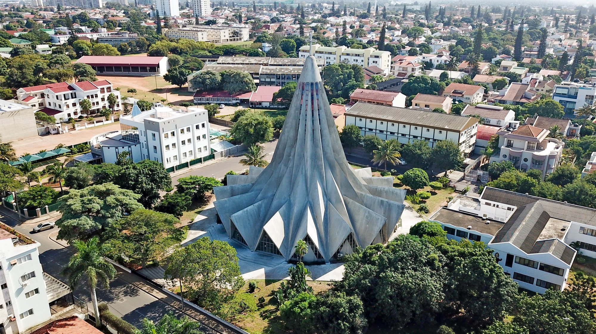 Fotografia aérea sobre a igreja da Polana, em Maputo, Moçambique