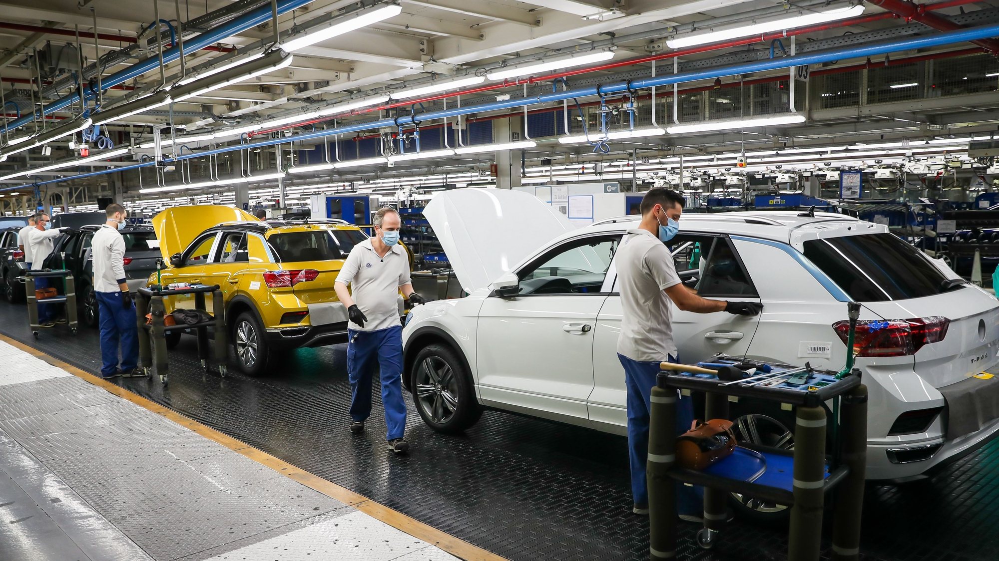 Funcionários da Autoeuropa trabalham na construção do Volkswagen T-Roc na fábrica da Autoeuropa, em Palmela, 13 de maio de 2020. JOSÉ SENA GOULÃO/LUSA