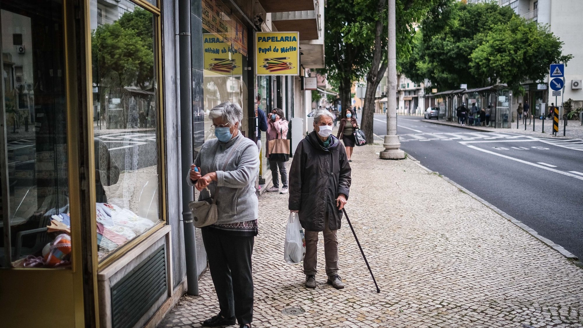 Pessoas usam máscaras de proteção para entrar numa retrosaria na freguesia de Benfica no final da primeira semana de desconfinamento devido à pandemia da covid-19, em Lisboa, 9 de maio de 2020. Após 45 dias consecutivos em estado de emergência Portugal encontra-se em situação de calamidade. (ACOMPANHA TEXTO) MÁRIO CRUZ/LUSA