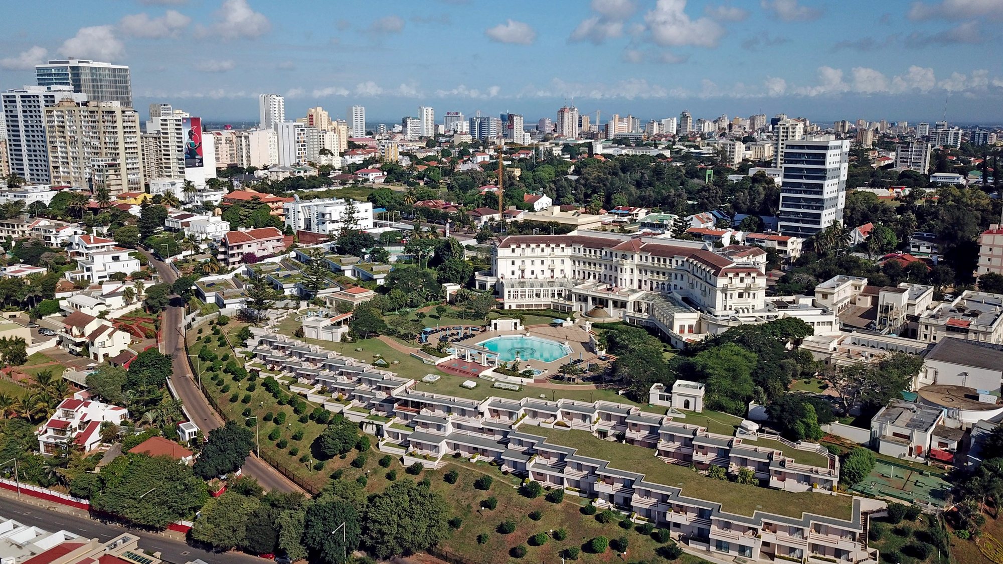 Fotografia aérea sobre o hotel Polana, em Maputo, Moçambique, 23 de abril de 2020. ANTÓNIO SILVA/LUSA