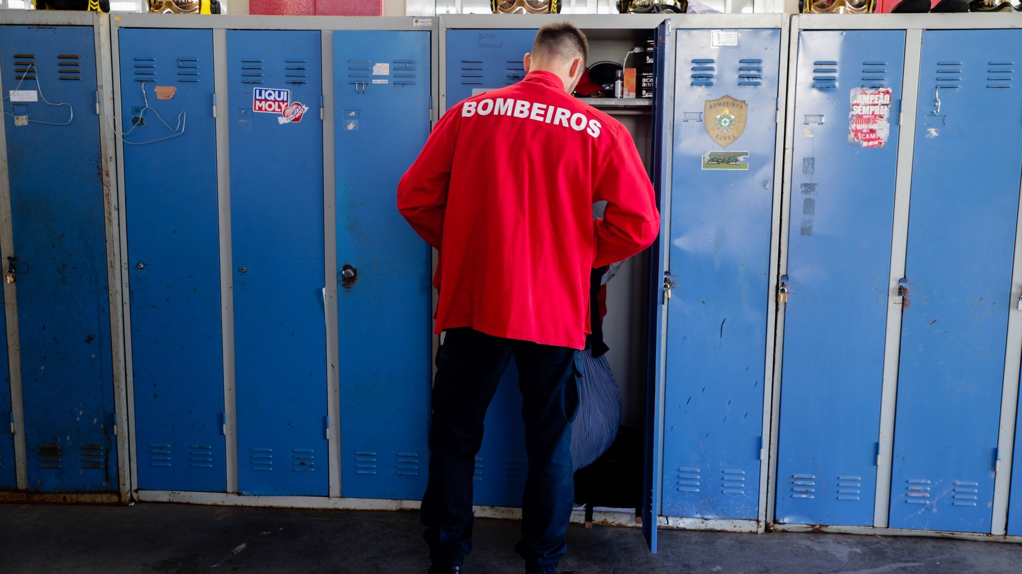 Um bombeiro equipa-se no quartel dos bombeiros voluntários da Ajuda em Lisboa, 20 de maio de 2020. A pandemia alterou hábitos na corporação e há quem não vá a casa há dois meses para proteger familiares. (ACOMPANHA TEXTO DA USA DE 21 DE MAIO DE 2020) TIAGO PETINGA/LUSA