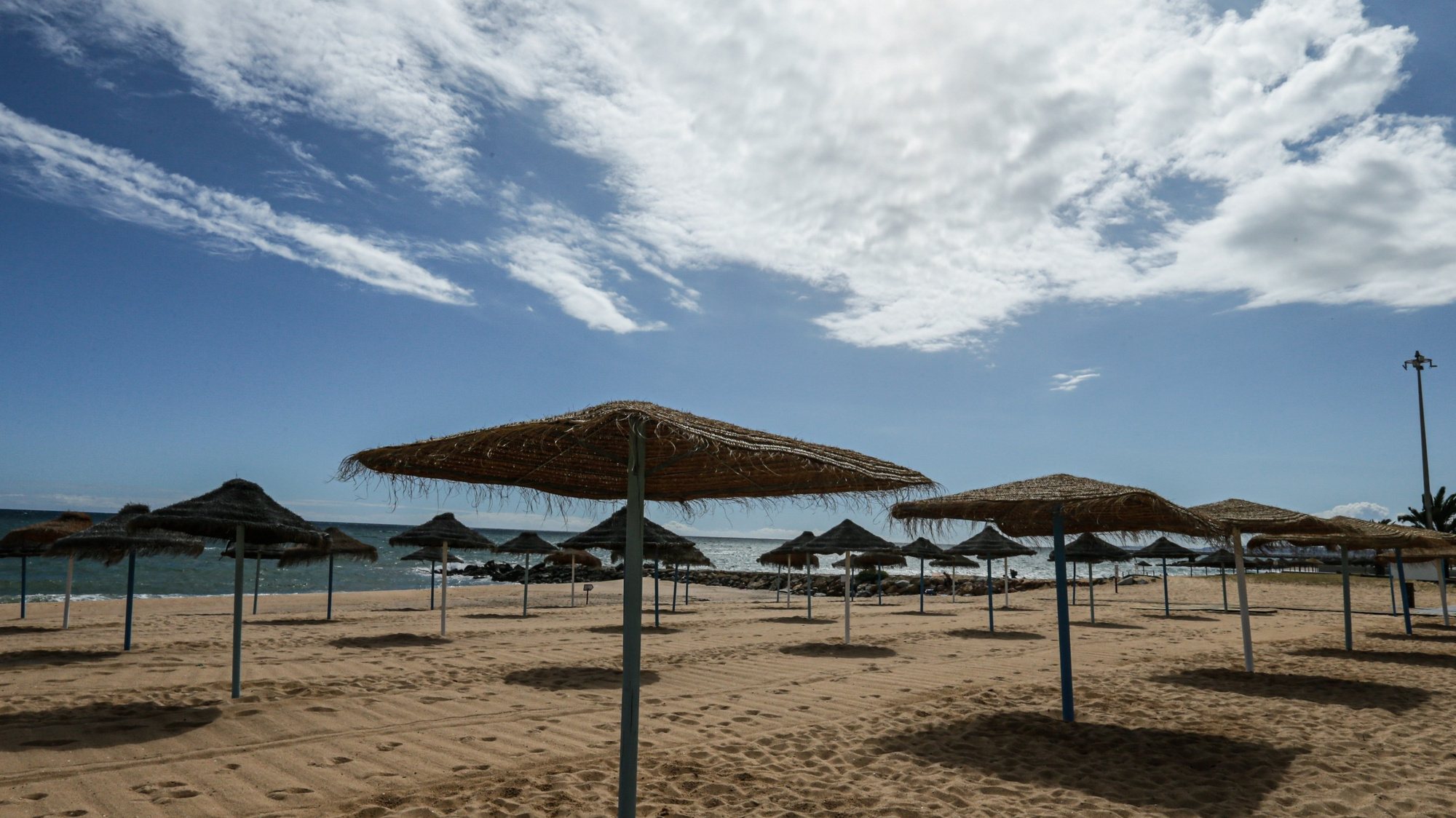 Concessionários da praia da Quarteira no Algarve, realizam os últimos preparativos e adaptam-se às novas imposições da Direção Geral da Saúde para o início da época balnear devido à pandemia provocada pela covid-19, em Quarteira,4 de junho de 2020. (ACOMPANHA TEXTO DE 5 DE JUNHO DE 2020 ). LUÍS FORRA/LUSA