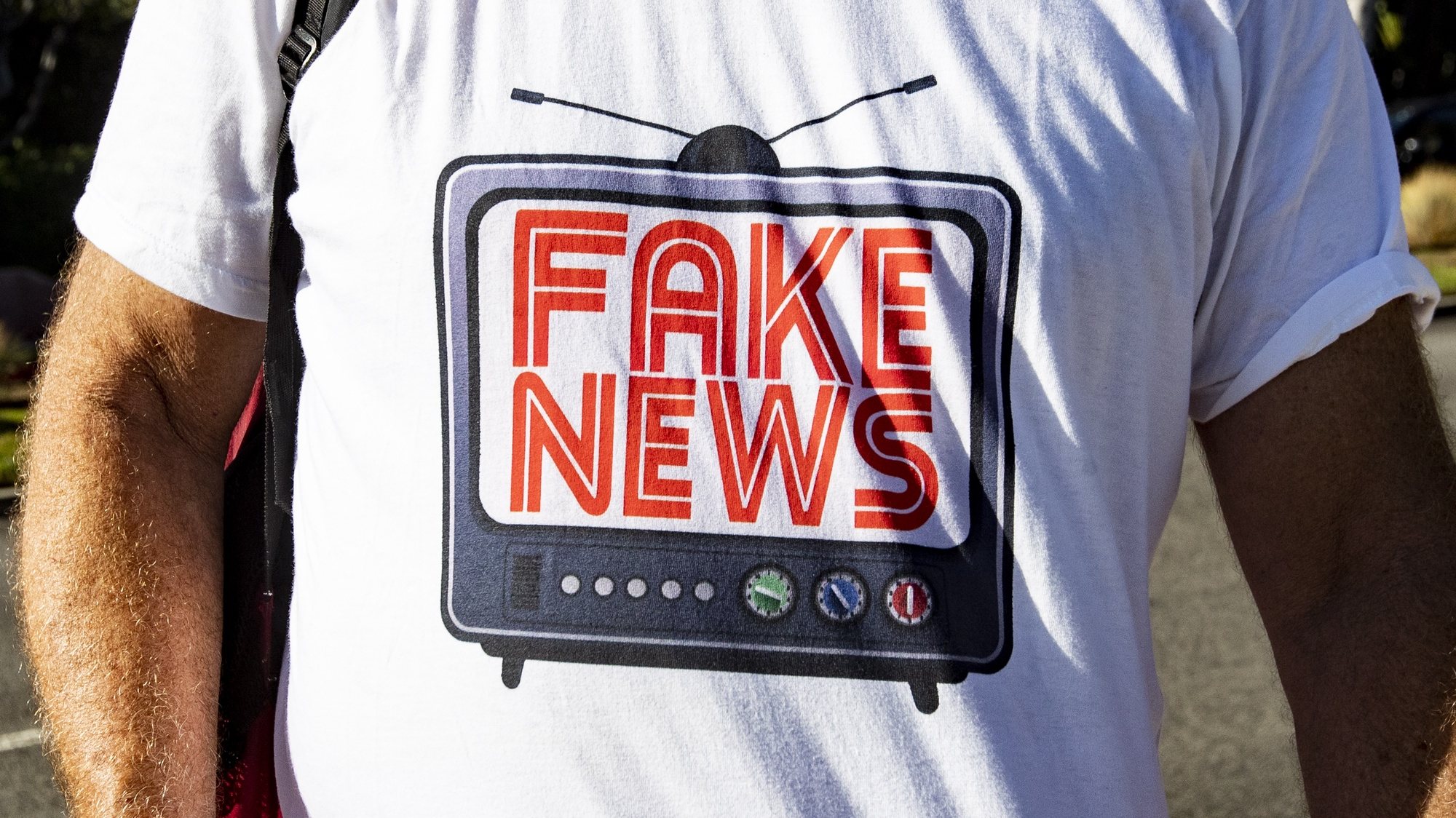 epa07849841 A Trump supporter wears a t-shirt reading &#039;Fake News&#039; as he waits for the arrival of President Donald Trump in front of the Beverly Hills Hotel in Beverly Hills, California, USA, 17 September 2019. Trump is on a two-day trip to California to raise money for his 2020 election campaign.  EPA/ETIENNE LAURENT