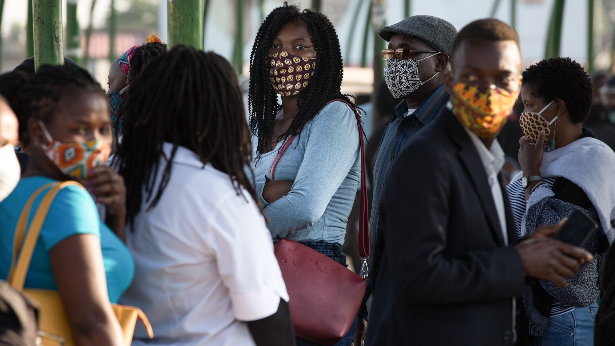Passageiros usam máscaras de proteção contra a covid-19 enquanto aguardam por um autocarro no terminal Rodoviário de Xiquelene, em Maputo, Moçambique, 01 junho 2020. Primeiro dia da segunda prorrogação do estado de emergência em Moçambique que teve inicio às zero horas do dia 31 de maio, devido a pandemia de Covid19. (ACOMPANHA TEXTO). RICARDO FRANCO/LUSA