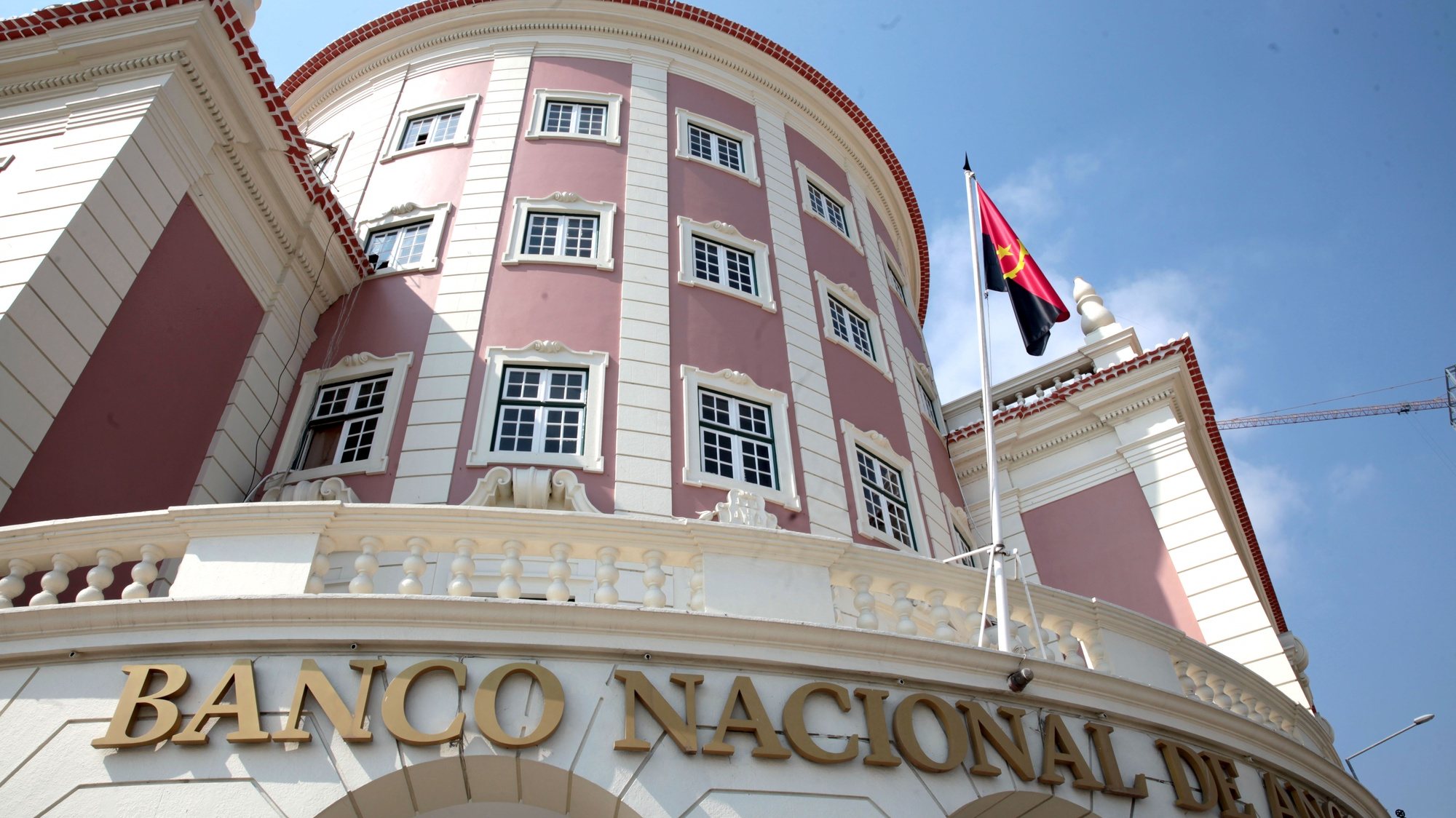 Pormenor da fachada do edifício do Banco Nacional de Angola (BNA), em Luanda, Angola, 07 de julho de 2020. AMPE ROGÉRIO/LUSA