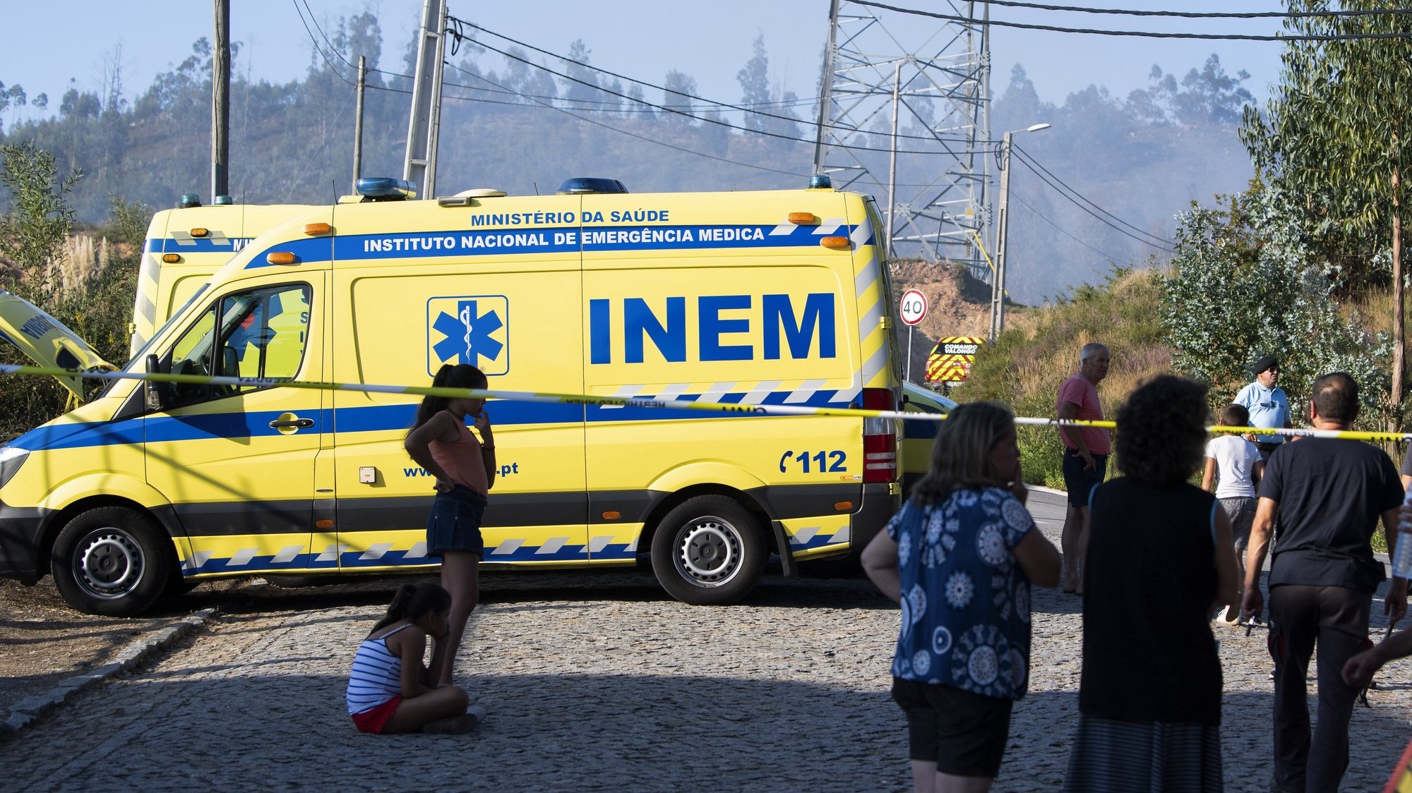 Ambulâncias do INEM junto do local onde caiu um helicóptero em Sobrado, Valongo, que causou a morte do piloto que comandava a aeronave, Valongo, 5 de setembro de 2019. RUI FARINHA/LUSA