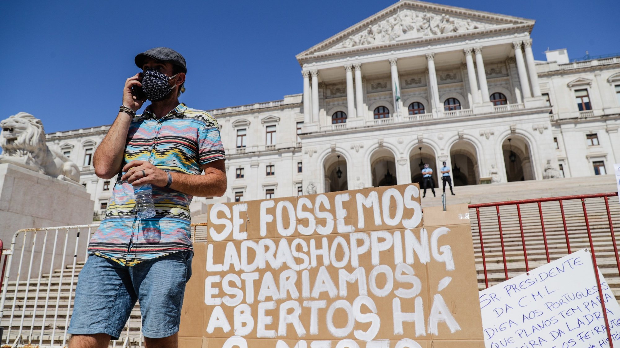 Cerca de três dezenas de feirantes da Feira da Ladra manifestaram-se em frente à Assembleia da República em Lisboa, em protesto pelo encerramento da feira, 27 de julho de 2020. TIAGO PETINGA/LUSA