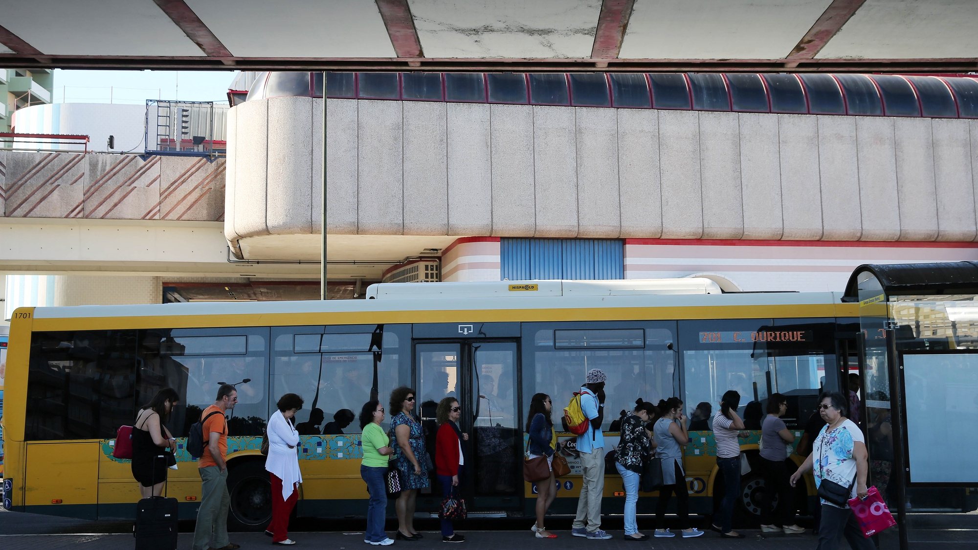 Um grupo de utentes do Metro esperam por transportes alternativos no dia em que os trabalhadores fazem greve de 24 horas contra a subconcessão da empresa, 26 de junho de 2015 em Lisboa. TIAGO PETINGA/LUSA