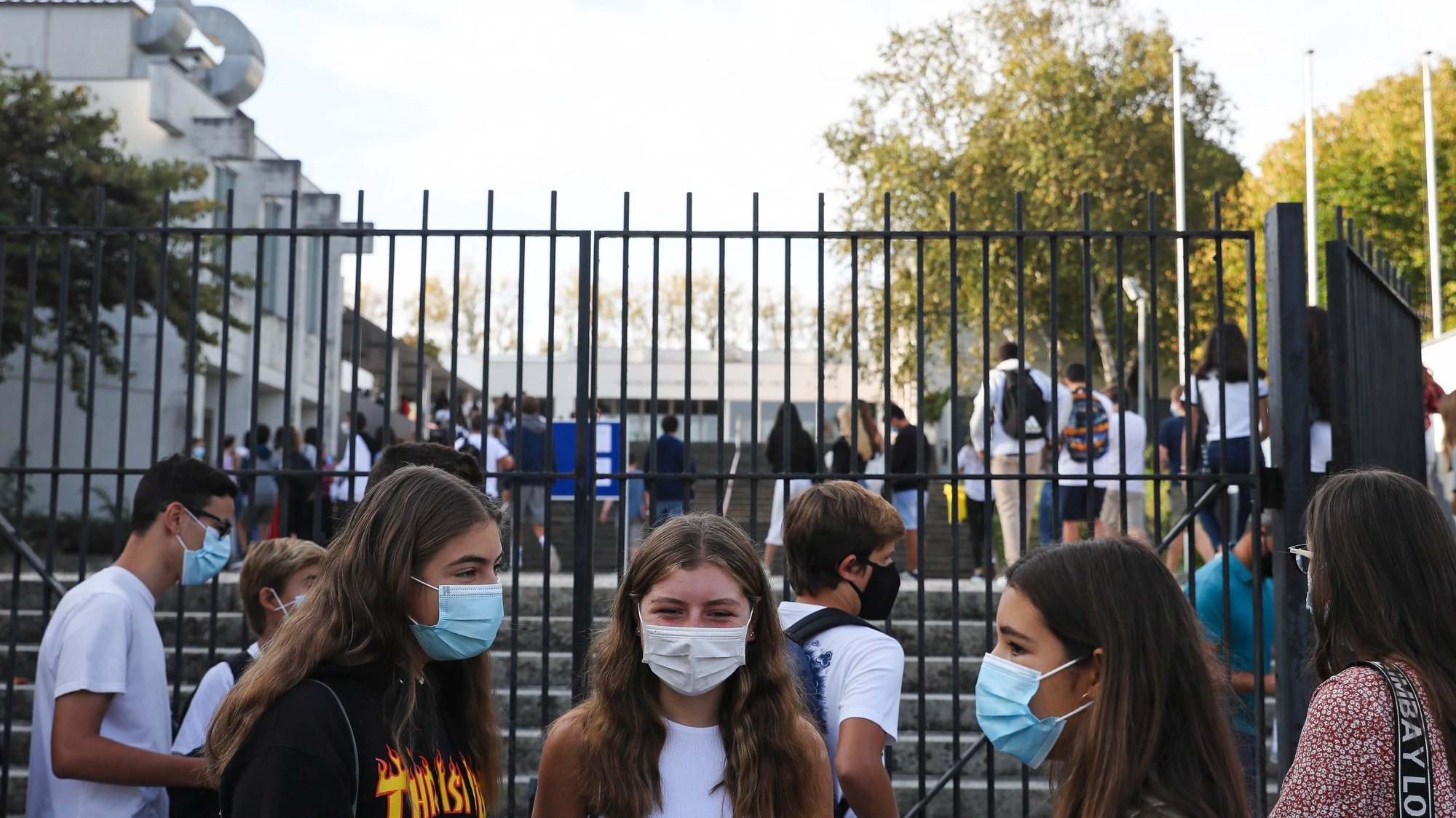 Alunos da Escola Secundária Garcia da Orta no primeiro dia de aulas em plena pandemia de Covid-19, no Porto, 17 de setembro de 2020. JOSÉ COELHO/LUSA
