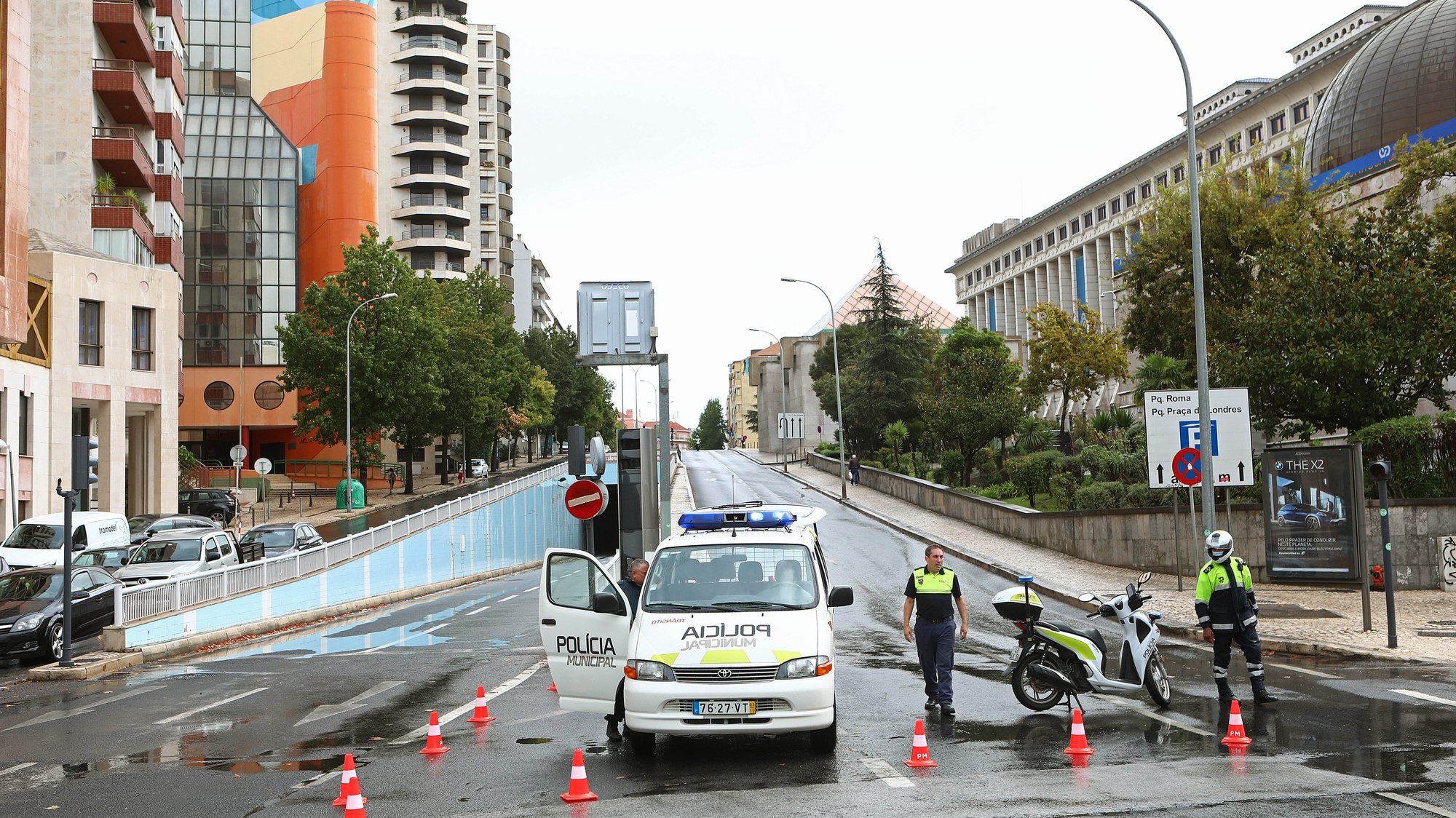 Agentes da Polícia Municipal controlam o trânsito à entrada do túnel da Avenida João XXI, após um incêndio provocado por um curto-circuito, em Lisboa, 18 de setembro de 2020. ANTÓNIO PEDRO SANTOS/LUSA