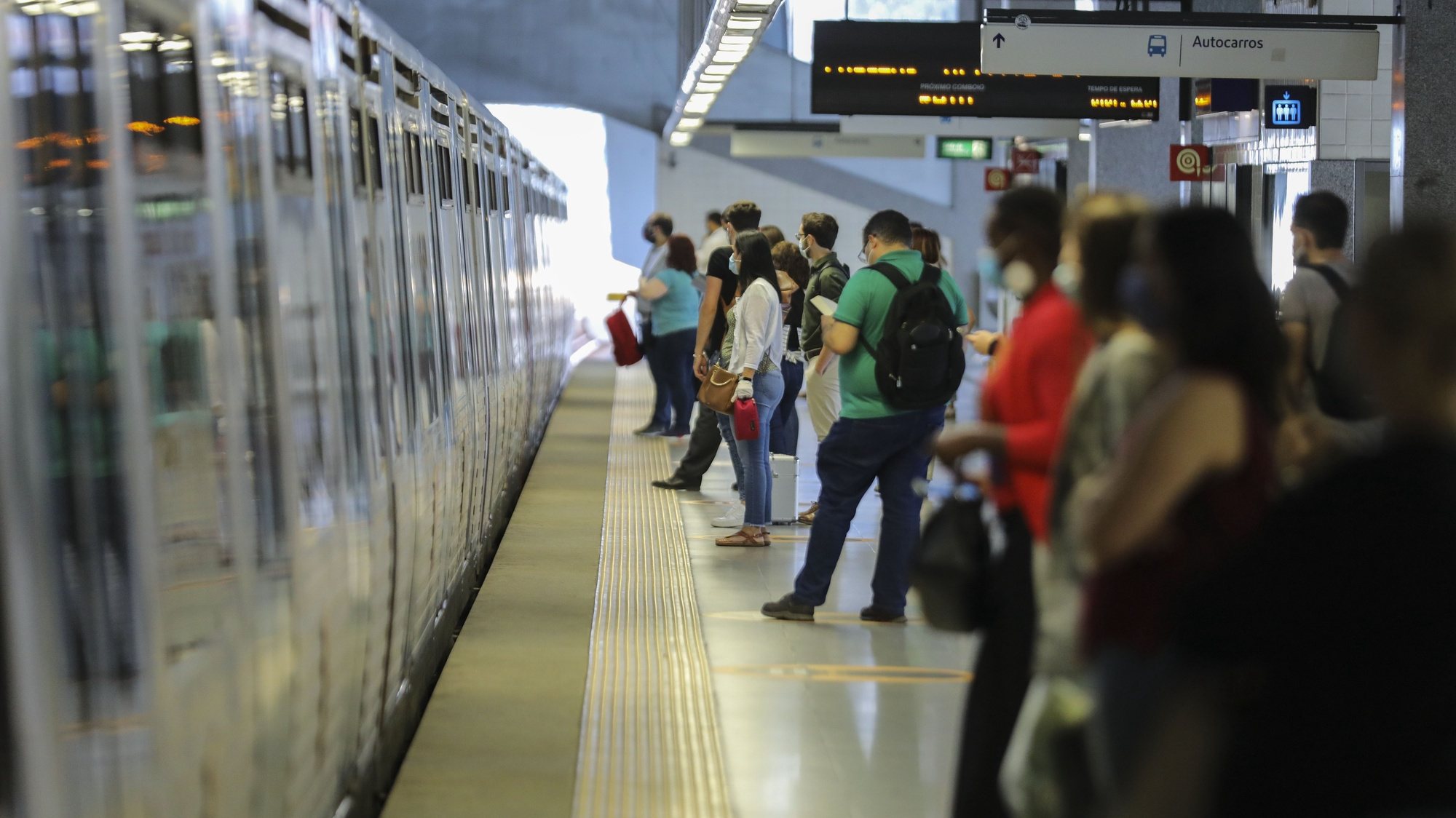 Utentes na Estação de Metro do Senhor Roubado, no dia em que a área Metropolitana de Lisboa (AML) vê reforçada a oferta de transportes públicos, sobretudo de autocarros, permitindo que a capacidade fique a 90% da que existia no mesmo período do ano passado, em Odivelas, 01 de julho de 2020. MIGUEL A. LOPES/LUSA