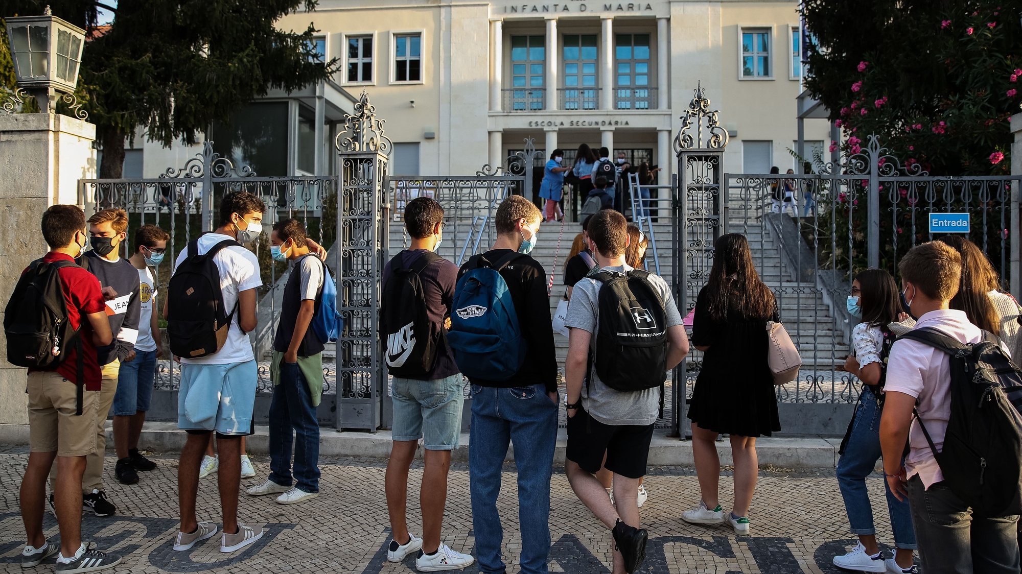 Alunos juntam-se à porta da Escola Secundária Infanta Dona Maria, no dia que assinala o regresso às aulas, com as regras no contexto de pandemia da Covid-19, em Coimbra, 17 de setembro de 2020. PAULO NOVAIS/LUSA