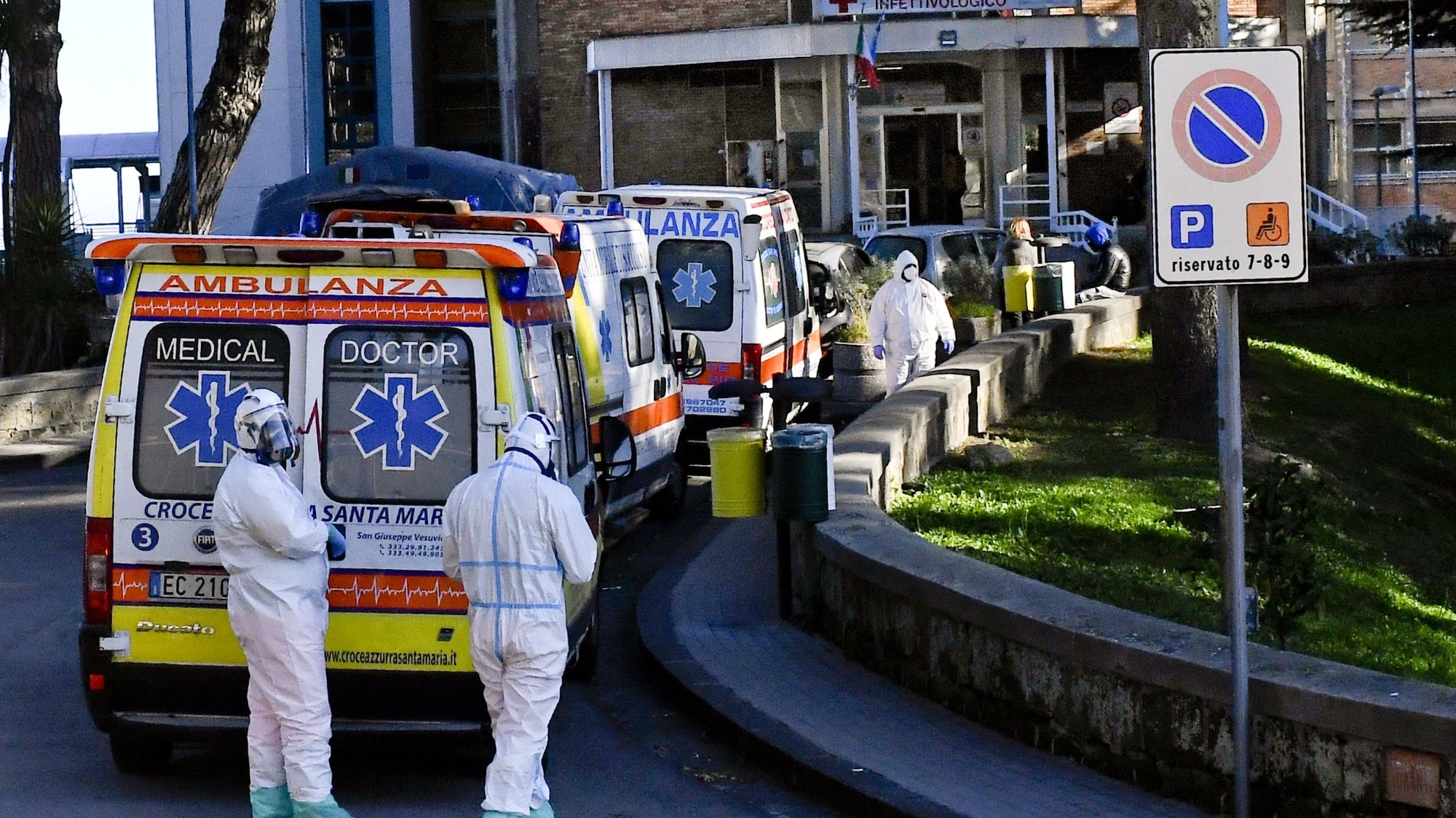 epa08804236 Ambulances queue up outside at the Cotugno Hospital during the Coronavirus emergency in Naples, Italy, 07 November 2020.  EPA/CIRO FUSCO