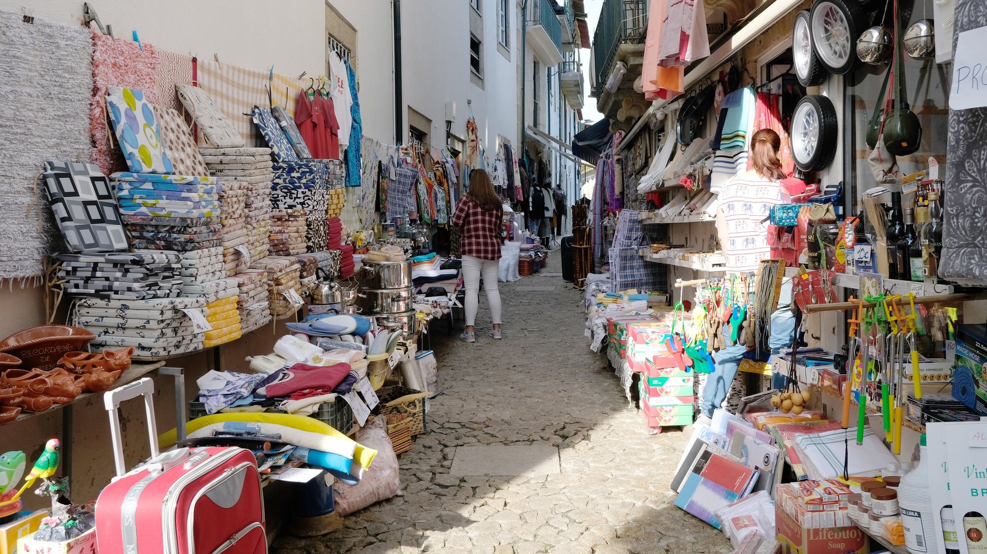 Rua de comércio tradicional no interior da fortaleza tendo como principais clientes os vizinhos da Galiza em Valença, 25 de outubro de 2017. ARMÉNIO BELO / LUSA